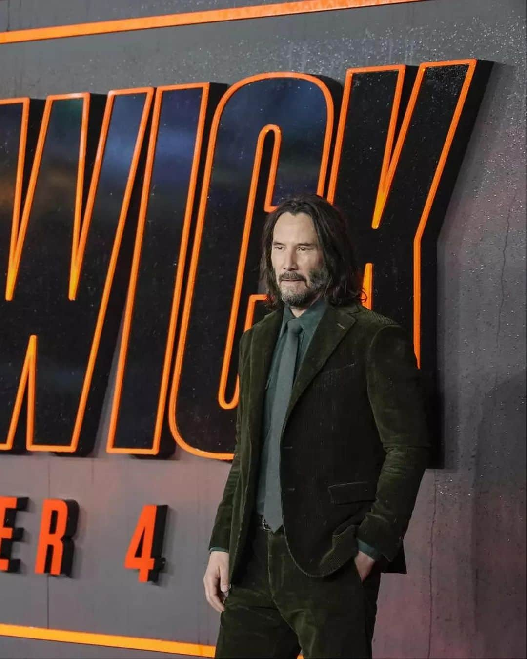 ボリオリさんのインスタグラム写真 - (ボリオリInstagram)「Actor Keanu Reeves  wears a full Boglioli total look at the première of @johnwickmovie. A soft, timeless silhouette. Discover the suit selection on www.bogliolimilano.com Thanks @chloekeiko  @jeanneyangstyle  @anthonydeltufo  - #bogliolimilano  #suits  #velvet  #keanureeves  #timeless #johnwick」3月29日 20時12分 - boglioliofficial