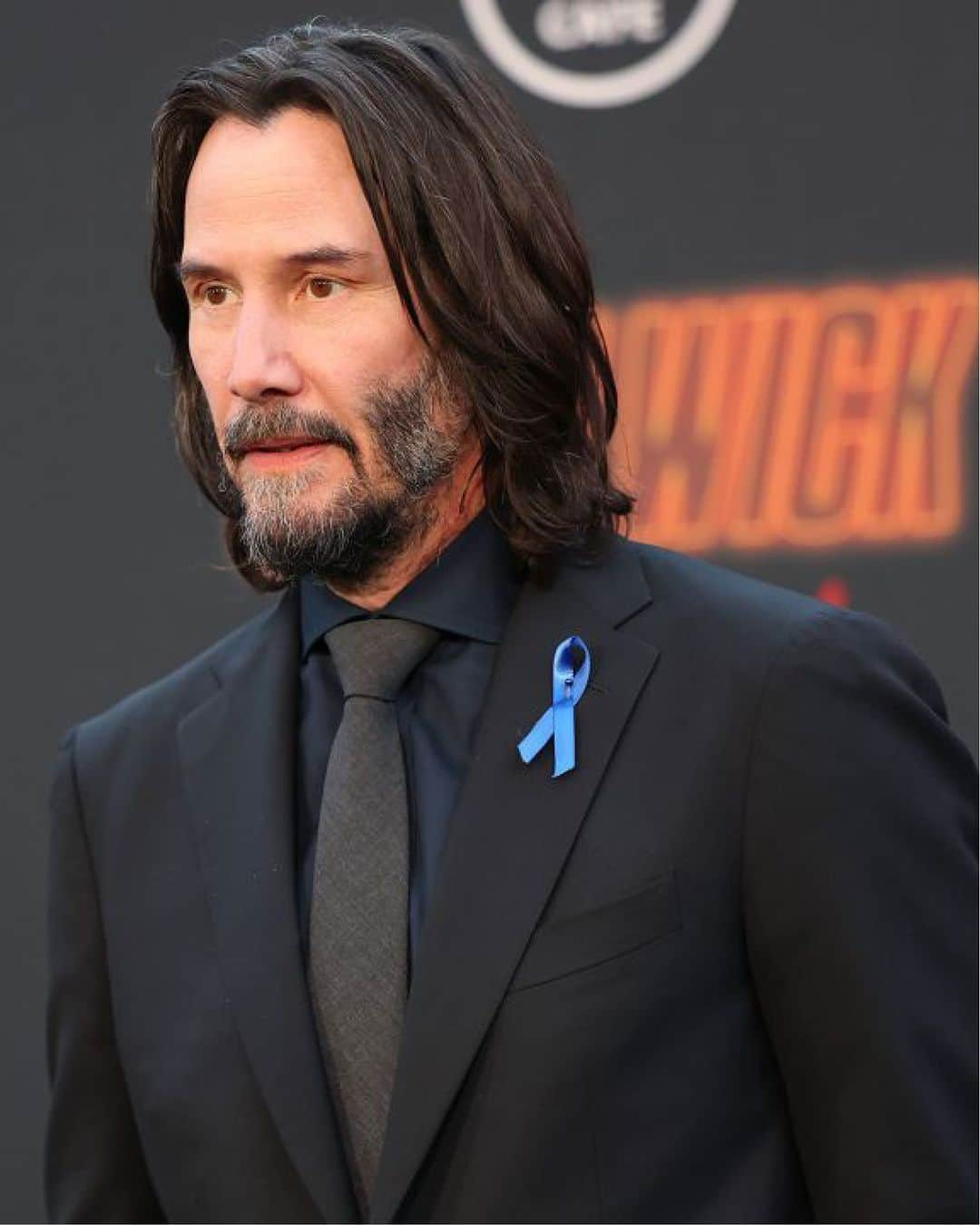 ボリオリのインスタグラム：「Actor Keanu Reeves  wears a full Boglioli total look at the première of @johnwickmovie. A soft, timeless silhouette. Discover the suit selection on www.bogliolimilano.com Thanks @chloekeiko  @jeanneyangstyle  @anthonydeltufo  - #bogliolimilano  #suits  #velvet  #keanureeves  #timeless #johnwick」