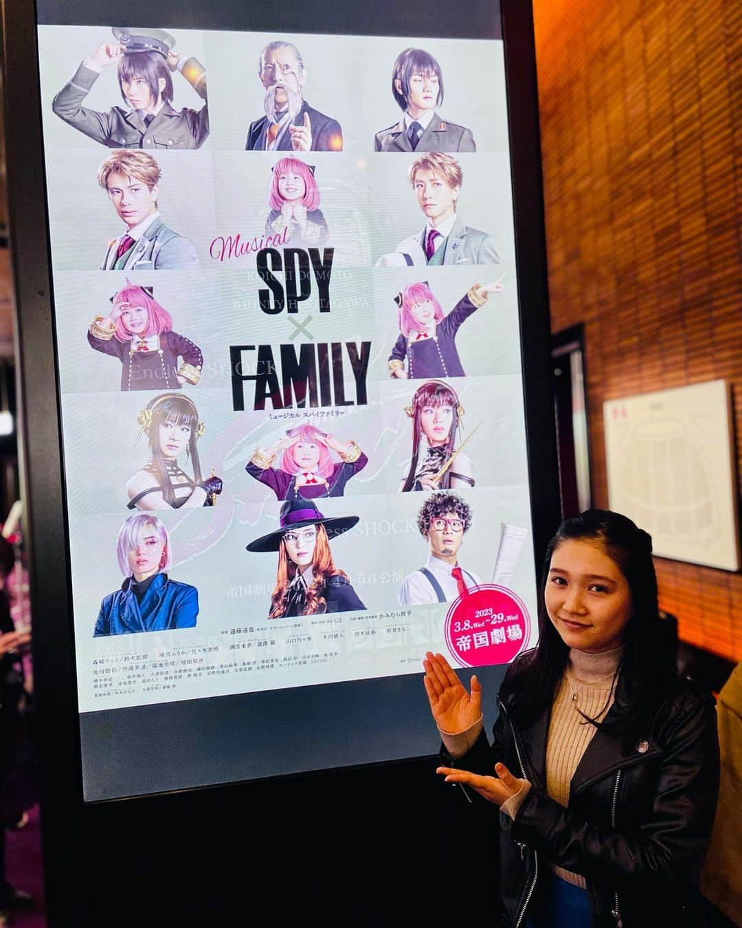 山崎玲奈さんのインスタグラム写真 - (山崎玲奈Instagram)「ミュージカル｢ SPY×FAMILY ｣ 観劇しました❣️ 大好きな作品がミュージカルになり、更に再現度も凄くて、、ドキドキ💓ワクワクしっぱなしの3時間でした😭 心の中の声がセリフや歌に乗っかってグングン迫ってくるし、字幕の使い方も絶妙で漫画を読んでるような気分にもなったし、アニメで描かれていた部分もミュージカルだと「こう来たか！」と感嘆したし、 #アーニャ の可愛さとコミカルなお芝居にクスクス笑いながら楽しむことが出来たし... とにかく面白かったです‼️‼️ ・  #唯月ふうか さんの #ヨルフォージャー  原作ソックリで美しかった✨️✨️✨ ・ ・  #ミュージカル   #spyfamily  #ミュージカルspy   #森崎ウィン さん  #岡宮来夢 さん  #山口乃々華 さん   #木内健人 さん  #鈴木壮麻 さん   #朝夏まなと さん  #福地美晴 さん  #柴田実奈 さん  #福田えり さん  #山野靖博 さん  #leioh さん」3月29日 20時13分 - renayamasaki07