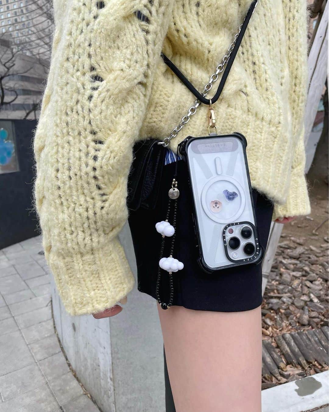 大野真昂のインスタグラム：「新入りiPhoneとケース🌼  📱 @casetify_jp  ココロコの写真はさんでみた☺️🤳🏻  便利すぎるショルダーはマストです. ケースも頑丈でMagSafe対応なの💯  クリームイエローのネイルも 春感じるね🫠🍋♡  #casetify #showyourcolors #iphone14pro #スマホショルダー #ネイル #イエローネイル #春ネイル #表参道ネイルサロン #qulne」