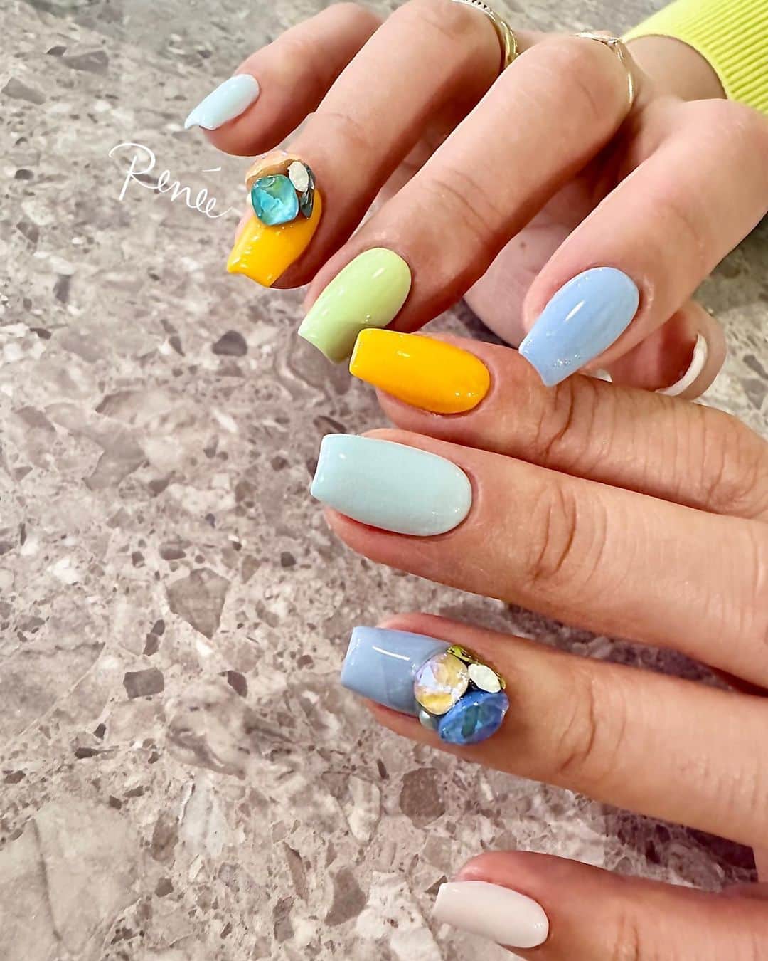 埜藤理恵のインスタグラム：「my nail＊スクエアカットがかわいい！ 財布を持つ手がきゅん。 @celine  ポイントはオレンジ🍊 こんな差し色かわいいね  All @dnagel_spacenail  MPP03 MG09 MY04 MBL07 MBL08  nail→ @renee_chiaki.0217 ありがとう🤍 □ Rie Nofujiプロデュース @tree01official  エプロン 好評発売中  □ Renée professional brush シリーズ ＊オーバル ＊トップフレンチ ＊スマートフラット Renée web shop 全国ネイルディーラーにて発売中 プロフィールURLより飛べます  □ 店舗詳細 ⇩ 大阪府大阪市北区堂山町1-2 R&Eビル3階 am10:00〜pm20:00 JR大阪駅から徒歩7分 阪急梅田駅から徒歩7分 御堂筋梅田駅から徒歩7分  ご予約は サロンの公式LINEより受け付けております。 @rrieenee プロフィールURLより LINE飛べます。 LINEにて行き方動画も配信しておりますので ご参考くださいませ」