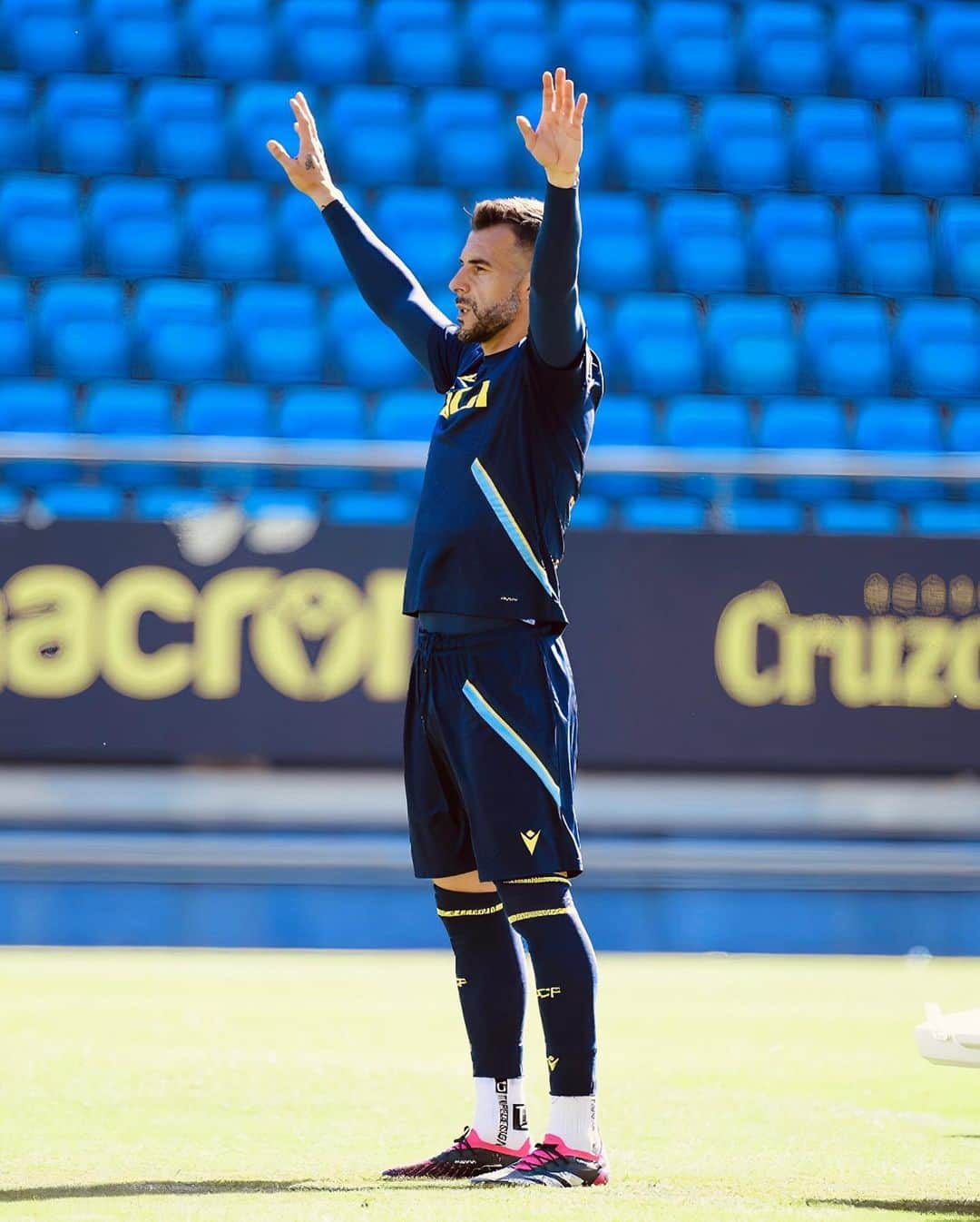 アルバロ・ネグレドのインスタグラム：「Preparando el partido del sábado 🦾💛💙 #VamosCádiz」