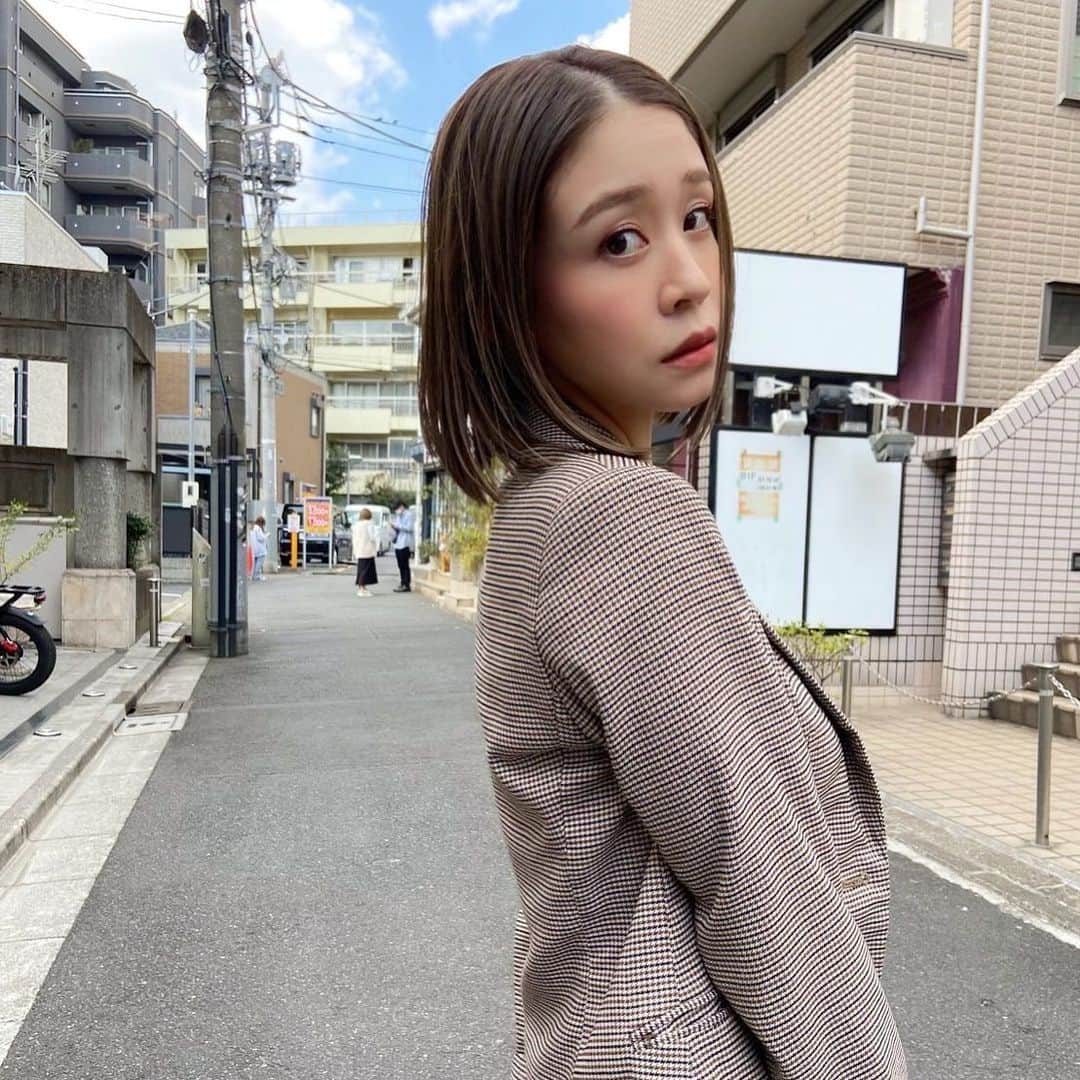 帆春のインスタグラム：「. ちょっと髪切った💇🏻‍♀️🧡  #hair #new #haircolor #hairstyle #haircut  #カラー #東京 #美容室 #原宿 #表参道 #青山 #mey #tokyo #makeup #motd #春メイク #ボブ #切りっぱなしボブ #ハイトーンボブ  #チェック #setup #セットアップ #zara #ザラ  暖かくなったと思ったら 寒くなったり、着る服難しい！春やな！🌸  @shogo.mey さんありがとう😉✨」