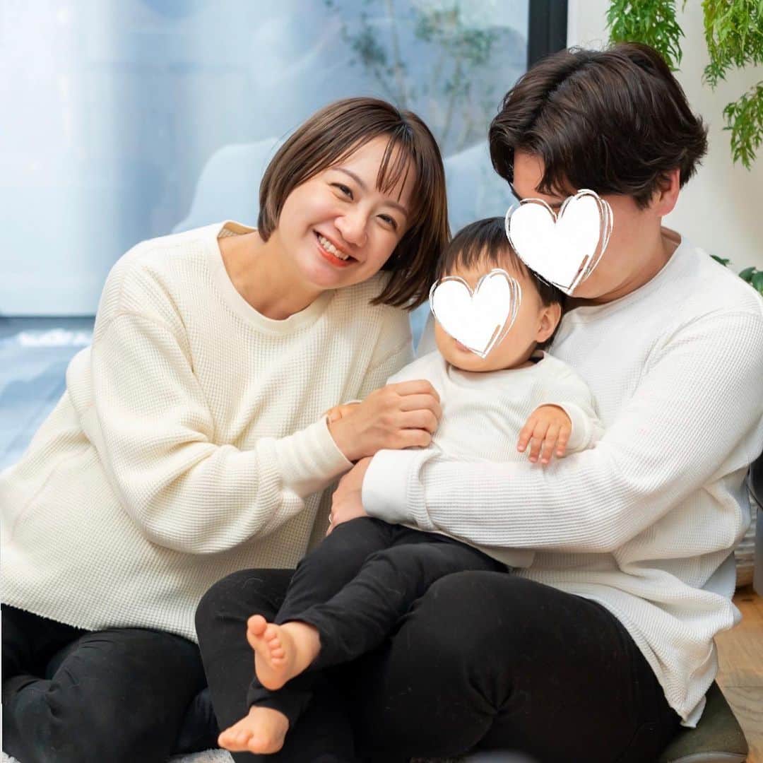 麻生夏子のインスタグラム：「ようやく妊娠期の振り返りを。  今回、あまりにも時間に追われすぎて時間をかけてマタニティフォトを撮る時間はなかったけど、カメラマンのアライテツヤさん @tetsuyaarai2003 がおうちに遊びに来てくださった時に、家族フォトを撮ってくださいました✨  人生最高体重かつ、臨月なのでぷくぷくだけど思い出に残る写真になってすごく嬉しい。  奇跡的にたびも入ってくれて貴重な写真になりました。  ちなみに、もう早くもここから10キロ以上痩せて、1人目の時よりもかなり体重が減るスピードが早いです。こりゃ多分やつれてますねw🤣ぼちぼち、トレーニングを始めようと思います。  #マタニティフォト #家族写真 #臨月 #妊婦」