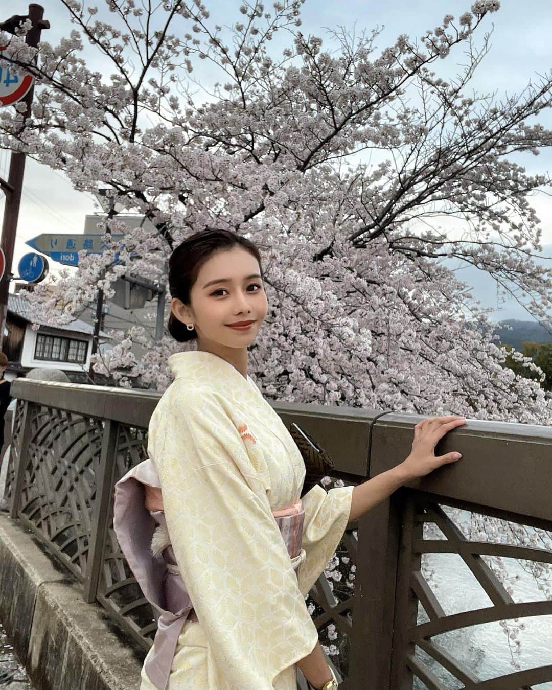 YUKIのインスタグラム：「みんな桜はもう楽しんだ？🌸 . . 来年また桜綺麗な頃に京都で散策したいなぁ❤︎ ちなみにこれ去年の写真🤳笑 . .  Japanese cherry blossoms are very beautiful🌸 I can't help but look forward to this time every year❤︎  #京都 #桜 #満開 #さくら #桜スポット #kyoto #着物 #着物コーディネート #着物レンタル #me #trip #旅行好きな人と繋がりたい #旅行 #kimono #japan #여행사진 #photography」