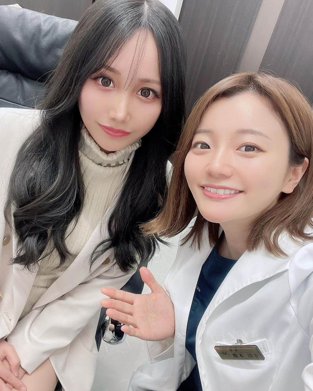 のインスタグラム：「. 久しぶりに詩音先生とお話し出来た🧸❤️ コラボインスタライブぶり🥺✨ 歯の食いしばりがひどいからエラボトックスと 後は目尻、口角、アゴボトもお願いしました🥰 相変わらず優しいし可愛くて癒しの時間だった👭💞  詩音先生は二重で人気の先生👩‍🏫💫 もしする時がきたら詩音先生にお願いしよ🤝✨ . #湘南美容外科新宿南口　#湘南美容外科 #ボトックス」