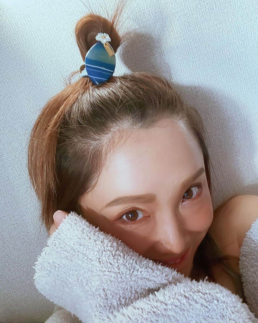 マイコ さんのインスタグラム写真 - (マイコ Instagram)「* 陣痛バッグと入院バッグほぼ完成👜💙 このヘアゴムも持っていきたいけど、 なくしたくないから迷ってる💭w いつ出てくるか分からない中、 最近たまに下腹部に ものすごい圧を感じますw ・ ・ ・ ・ #妊娠10ヶ月#臨月#妊婦#マタニティライフ」3月29日 20時22分 - maicorori