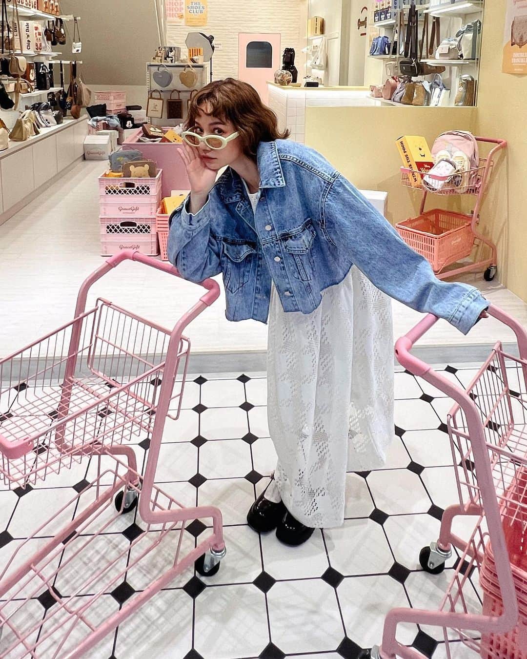 謝琦琦（Kiki）のインスタグラム：「昨晚鬧鐘調到一半還沒按下確認就突然睡死 真是對不起大家 要求置入鞋子我完全不敢拒絕 但晚上九點半的探班陪進場到早上 我會堅決說不的✖️  外套.洋裝/ @ivory.co__  鞋/ @gracegifttw」