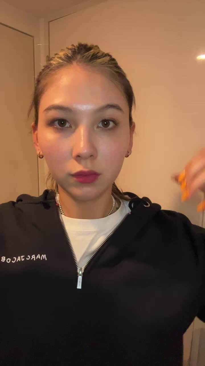 のインスタグラム：「急にメイク落としてスキンケアライブw🤣」