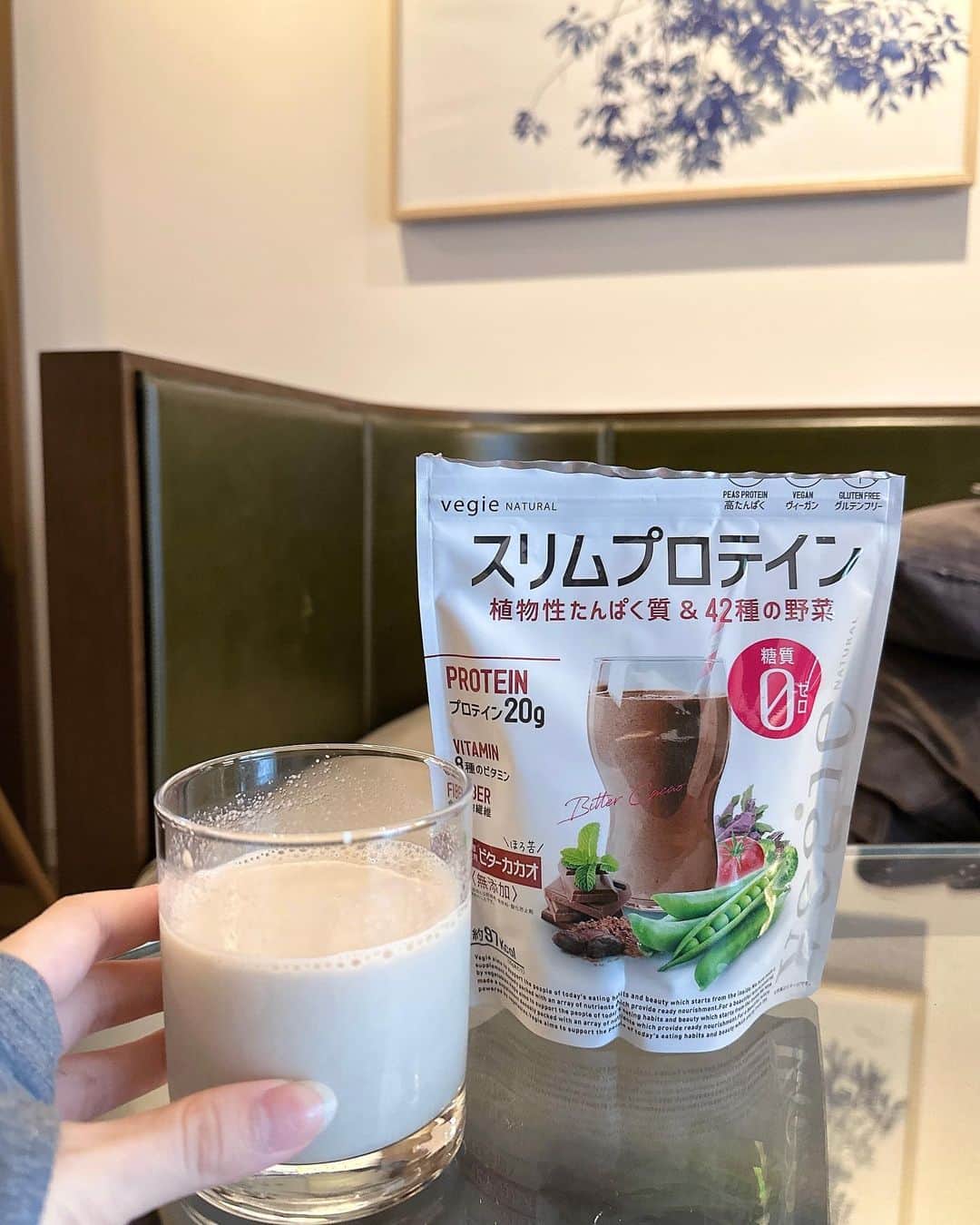 山崎春佳さんのインスタグラム写真 - (山崎春佳Instagram)「🍫🍃  最近体のことを考えて運動と食を見直してる📝꙳ 食べ物だけで必要な栄養を摂るのは改めてかなり難しいん だなぁと気づき…たんぱく質や野菜不足が気になって @vegie_jp のスリムプロテインを飲んでるよ❕  一般的なプロテインとは違って野菜からできているから 野菜不足を解消できるのが◎⸝⋆  無添加だし、美容や健康に必須のたんぱく質20gを摂り ながら42種の野菜を摂取できるよ✧꙳ シェイカー要らずでお水にすぐ溶かして飲め牛乳や豆乳や アーモンドミルクと混ぜて飲むと更に美味しく腹持ちも よくなるよん✌︎.ᐟ糖質0です👏🏻  マツモトキヨシ、Amazonで買えるから気になったら 見てみてね🫧  #スリムプロテイン #置き換えダイエット #ダイエット #糖質ゼロ #プロテイン #美容プロテイン #ピープロテイン #植物性プロテイン #野菜不足 #me #vegie #pr #vitamin #fiber #healthy #protein」3月29日 20時28分 - haruka_yamazaki