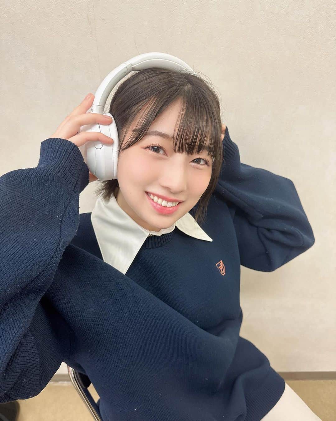 安部若菜のインスタグラム：「ヘッドフォン最近はまってます🌸  #ヘッドフォン#ヘッドフォン女子 #tinajojun#シャツコーデ#春コーデ」
