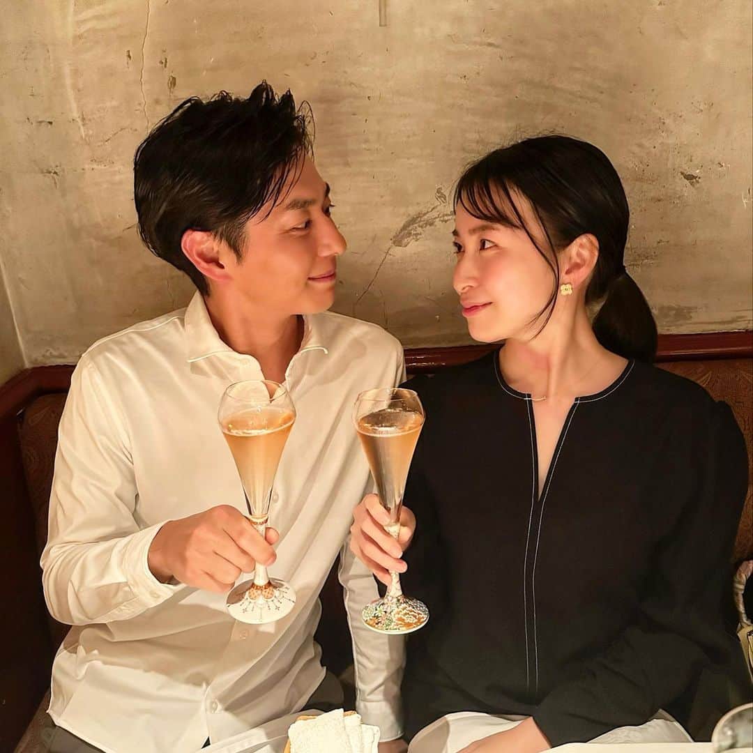 岩間恵のインスタグラム：「夫の36歳の誕生日🎂💝  誕生日イブは本当に素晴らしいワインを 夫婦でごちそうになりまして🤤😭💓  当日の今日は自宅でゆっくりお祝い🥂 36歳も良い一年にしよね〜！ @tomonaga_shinya」