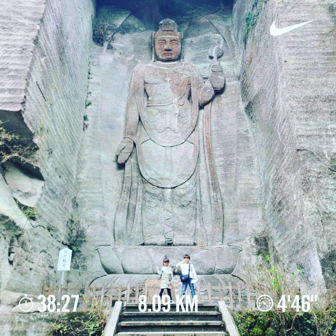 三田尚央のインスタグラム：「夜ラン‼️‼️(8km気まぐれラン😁✨)  身体が重くて全然ダメダメなランだった。 なのでメリハリをつけようとペースを速くしたり遅くしたりただランするだけぢゃなくて先に繋がるランを心掛けた(^^)✌️ けどおもたいなぁー(T-T)  31歳目標達成目指して頑張ります☀️ 積み重ね大事❗ 継続あるのみ(^^) 健康一番‼️‼️  旅行のひとこま❕  日々成長❕ 日々挑戦❕ 日々感謝❕  #ランニング #目指せフルマラソン #日々成長 #日々挑戦 #日々感謝 #息子 #娘 #家族 #31歳 #instagram  #目標 #筋トレ #ダイエット #ストレッチ #トレーニング #花粉症 #NIKE #ラン #夜ラン #フルマラソン #ハーフマラソン #頑張ります #笑顔 #ビール #サッカー #8kmラン #気持ち良し #3月 #旅行」