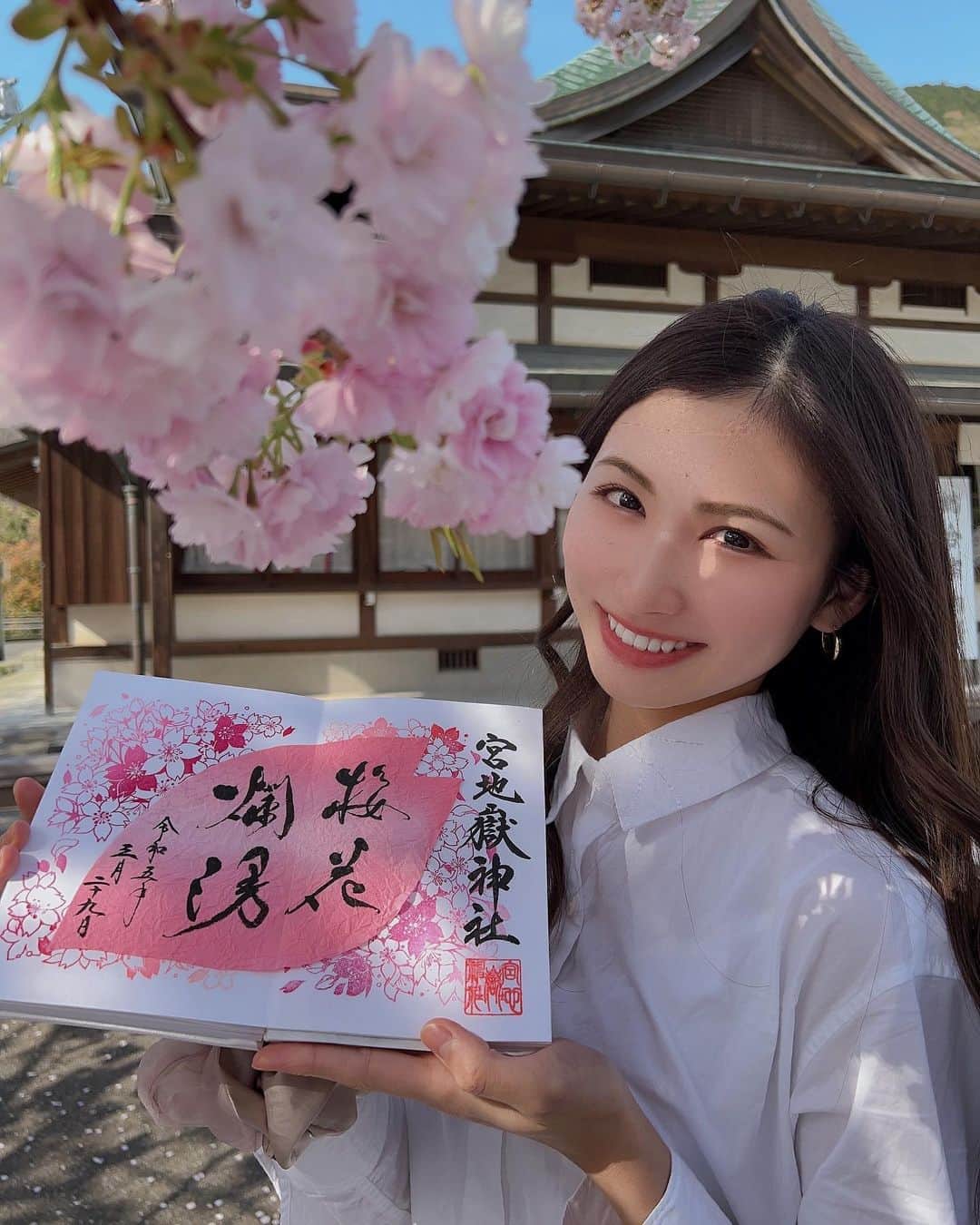 まいちのインスタグラム：「🌸💕  宮地嶽神社で春の特別御朱印げっと⛩🌸  実は御朱印帳持ってるんだ🤫💕  #宮地嶽神社 #花見スポット #桜 #神社巡り #御朱印 #福岡女子 #福岡観光 #福岡神社」