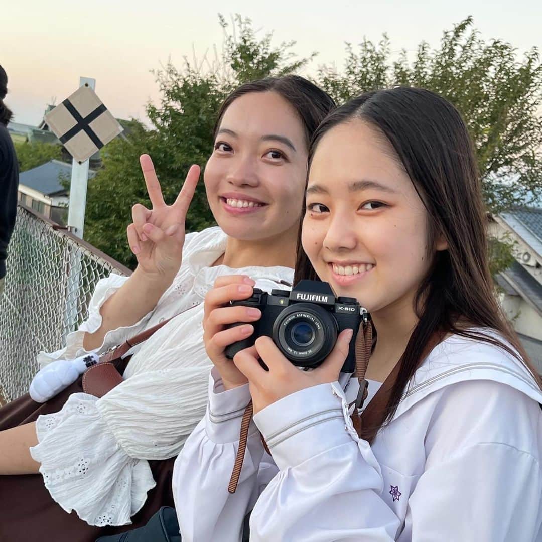のインスタグラム：「「青い竜は少女を乗せて」  いつも楽しく明るい現場でした♪ ほぼ毎日撮影日和で空が綺麗だった✨❤︎  #青い竜は少女を乗せて#短編映画#西端実歩#福井#えちぜん鉄道」