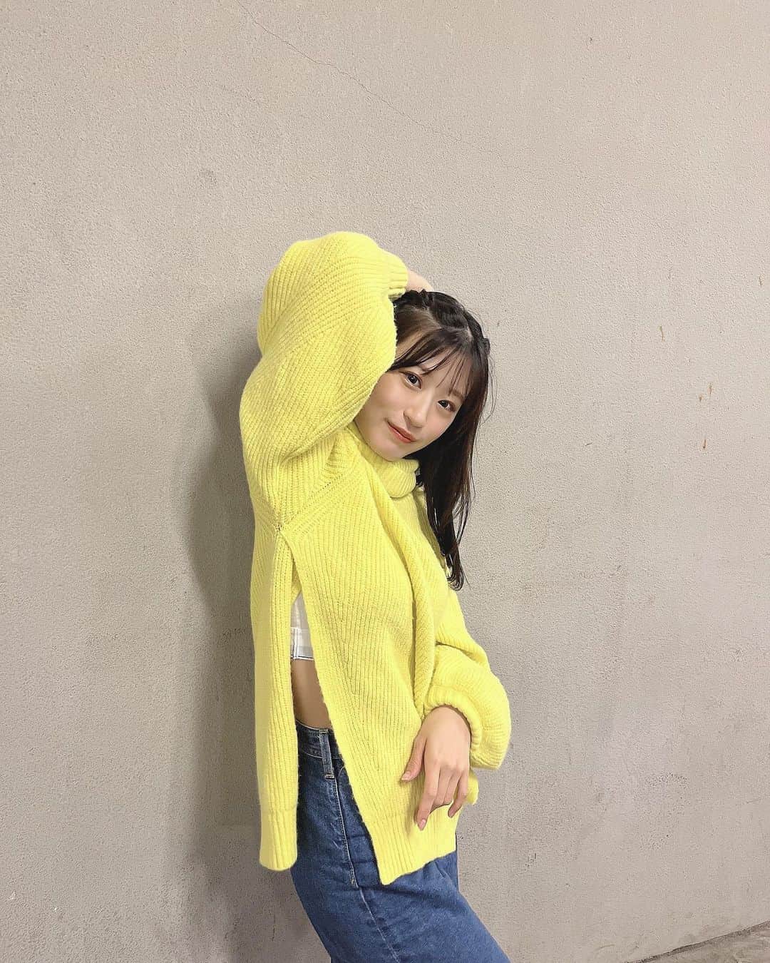 のインスタグラム：「⠀ 広めのスリットが入った超かわいいニット💓 肩もあいてるの〜🫣 ⠀ 黄色は着てるだけでウキウキしますね〜💛 ⠀ ⠀ ⠀ ⠀  #れーチャンしふく #dailylook #ootd #code #outfit #低身長コーデ #154cm #スリット #ニット」