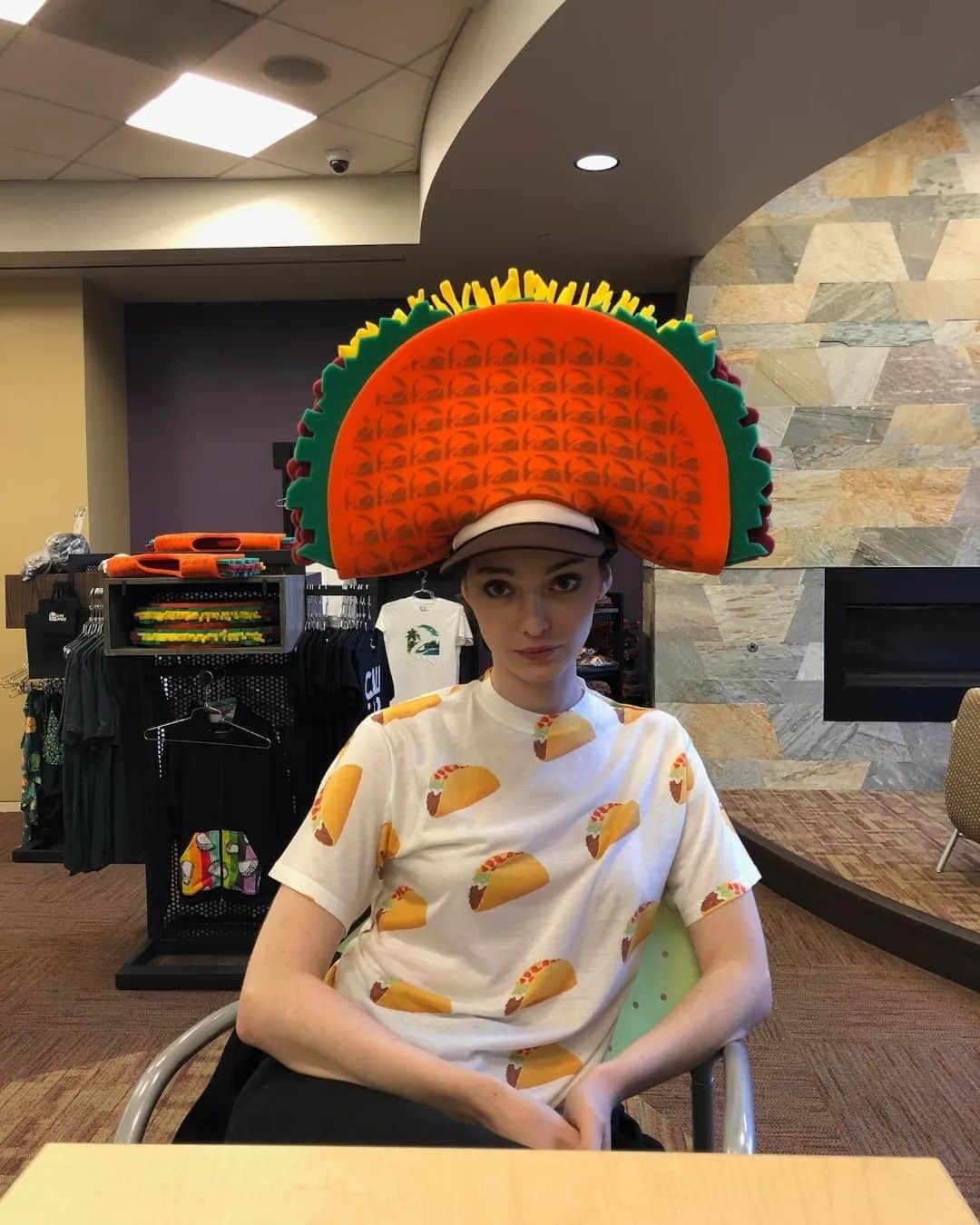 エマ・デュモンのインスタグラム：「My taste in hats = 👍」