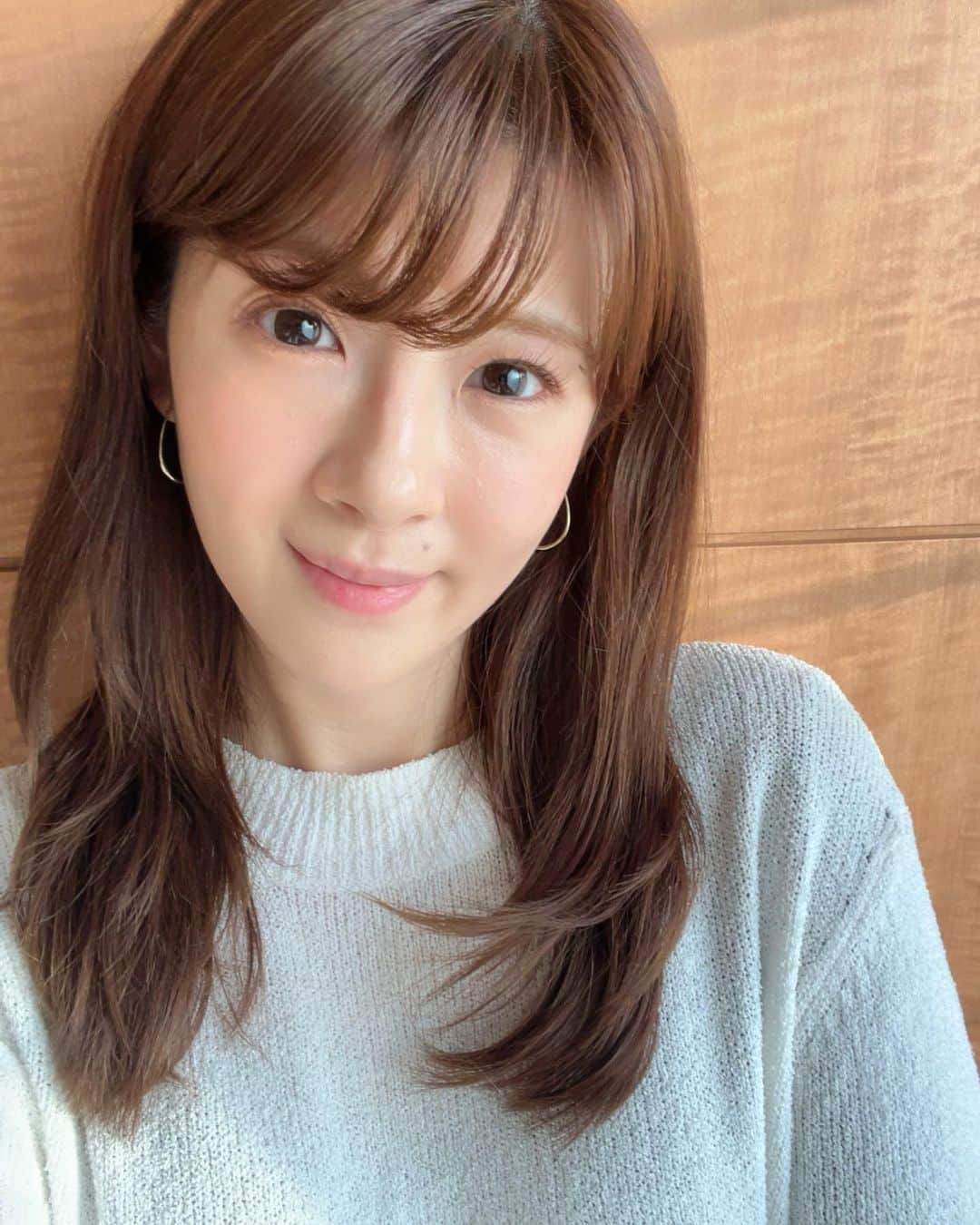 吉田奈央さんのインスタグラム写真 - (吉田奈央Instagram)「おはようございます🌸 髪が上手く巻けず 同じ方向にカーブしてしまう🥹💦  今日も頑張りましょーっ❣️❣️」3月31日 9時00分 - naoyoshida0903