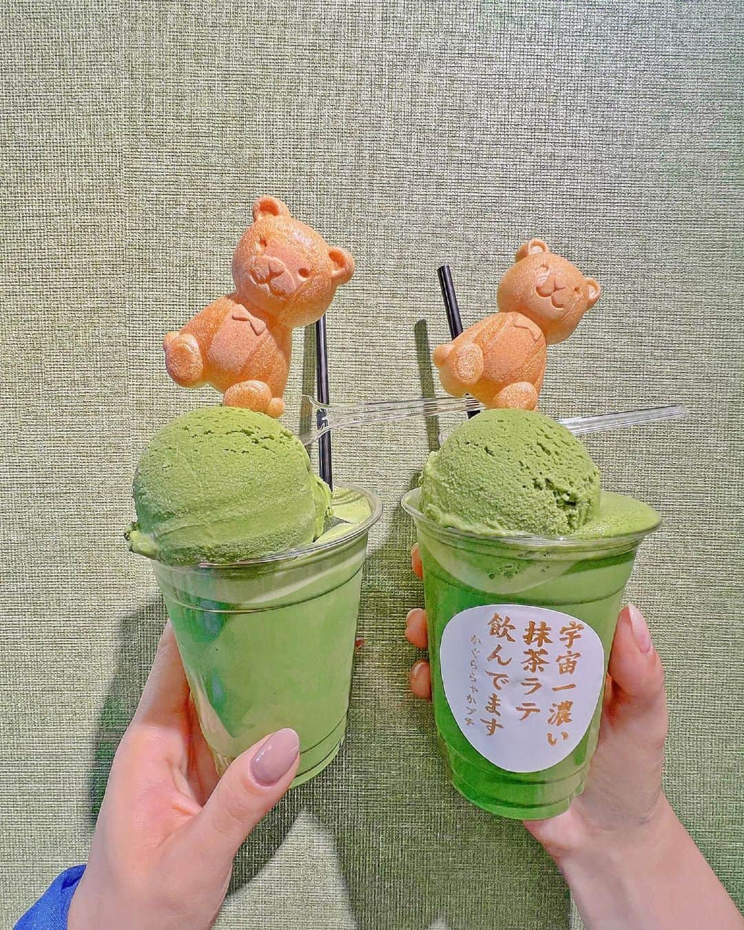 和希詩織さんのインスタグラム写真 - (和希詩織Instagram)「🧸🌿☕️可愛すぎる🌸 クマの乗った抹茶カフェ🧸  📍浅草 かぐらちゃかプチ  抹茶の濃さが8段階あって 私は8濃いの異次元に挑戦したかったんだけど😎笑  なんと！異次元は7濃いを飲んだ事ある人が次に挑戦出来るらしく とりあえず7濃いにしたよ🧸  宇宙で1番濃い抹茶ラテ✨ とろみと濃さのインパクトスゴイ❣️ こんな濃い抹茶初めて🤤 めちゃくちゃ美味しい👏  ちなみに抹茶の濃さは👇  1濃い　薄め 2濃い　普通 3濃い　浅草で1番 4濃い　東京で1番 5濃い　日本で1番 6濃い　世界で1番 7濃い　宇宙で1番 8濃い　異次元  🧸はトッピングになるんだけも クマちゃんは1匹50円で 乗せれるだけ乗せれるぽいよ！笑  初心者なのでとりあえず クマ並べてめっちゃ可愛い🧸🧸🧡  右がオネイ　東京で1番　4濃 左が私　　　宇宙で1番　7濃い  後からガムシロップを好きなだけ投入できるから自分好みの抹茶を味わえるよ🫶  8濃いに挑戦できる手形ももらったから次こそ異次元にチャレンジしたい🔥  店内は5席くらいだからテイクアウトがオススメ🧸🌿 行ってみて挑戦してみてほしい🤤  〜〜〜〜〜〜〜〜〜〜〜〜  📍 かぐらちゃかプチ(浅草) 浅草駅より徒歩1分  🗺〒111-0035 東京都台東区西浅草2丁目27-1  1階 🛋 5席程 🕰12:00〜18:00 📞03 62317490 ◆不定休  #浅草カフェ#浅草グルメ#浅食べ歩き#浅草花見#お花見#花#TOKYO#โตเกียว#jpa#도쿄#東京カフェ#原宿カフェ#浅草スイーツ#抹茶スイーツ#東京カフェ#カフェ好き#抹#抹好#旅するように暮らす #retrip_cafe#japancafe#フェ巡り#カフェ人と繋がりたい#カフェ活#カフェスタグラム#カフェ女子#cafelifeste#かぐらちゃかプ チ#旅したくなるフォト #greentealatte #抹茶ラテ」3月29日 20時40分 - kazukishiori