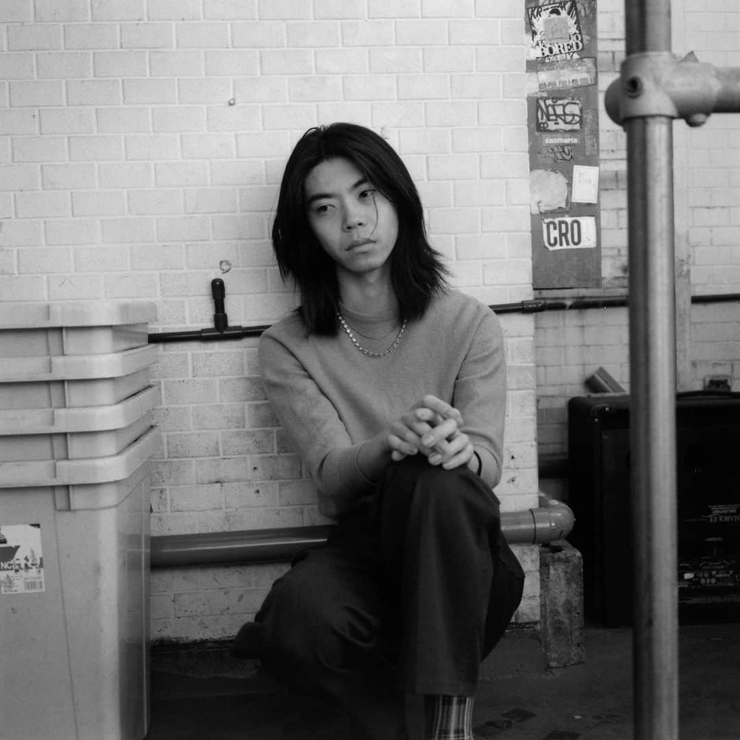 lute / ルーテのインスタグラム：「Interview with Hibiki Uchida（Gt. ） @06_hu 🎸Sugar House ( @sugarhousetheband )   Occupation：アーティスト、美容師  Q. クリエイティビティの源は？  散歩  Q. あなたにとって最高の一曲は？  Dolphin - Linda Perhacs  Q. あなたにとって最高のアーティストは？  Fishmans  Q. 今注目しているアーティストは？  Sam Wilkes  Q. 人生で最も楽しかった時期はいつ？  20歳の頃  Q. 普段は誰とよく遊んでる？  バンドメンバー  Q. お気に入りのドリンクはある？  コカコーラ  Q. 好きなクリエイターは？  Wolfgang Tillmans  Q. 最近気になっている人物やプロジェクトとかある？  森山泰地  Q. 今行きたいところはどこ？  長崎  Photography📷 :  @yotahoshi  音楽動画メディア「lute」によるインタビュー企画「IN TOWN」✍️アーティストやクリエイターのインサイドをストリートから配信📸」