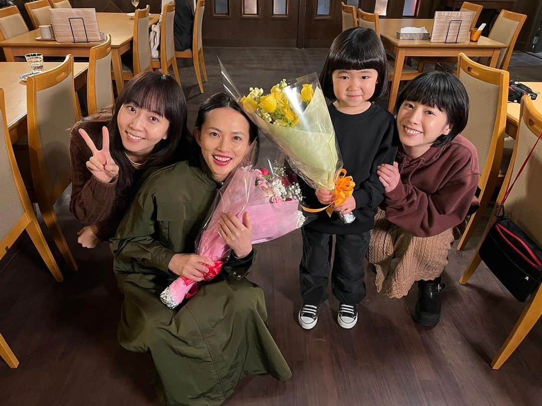 ブラッシュアップライフのインスタグラム：「㊗️オールアップ🎊  チビ麻美こと #永尾柚乃 ちゃん💐 本人役で出演 #臼田あさ美 さん💐  アナザーストーリー『あーちんのBest Friend』で撮了を迎えた2人🎬 楽しく素敵なお芝居をありがとうございました👏🥺  #夏帆 #木南晴夏 #ブラッシュアップライフ #Hulu で全話配信中❗️」