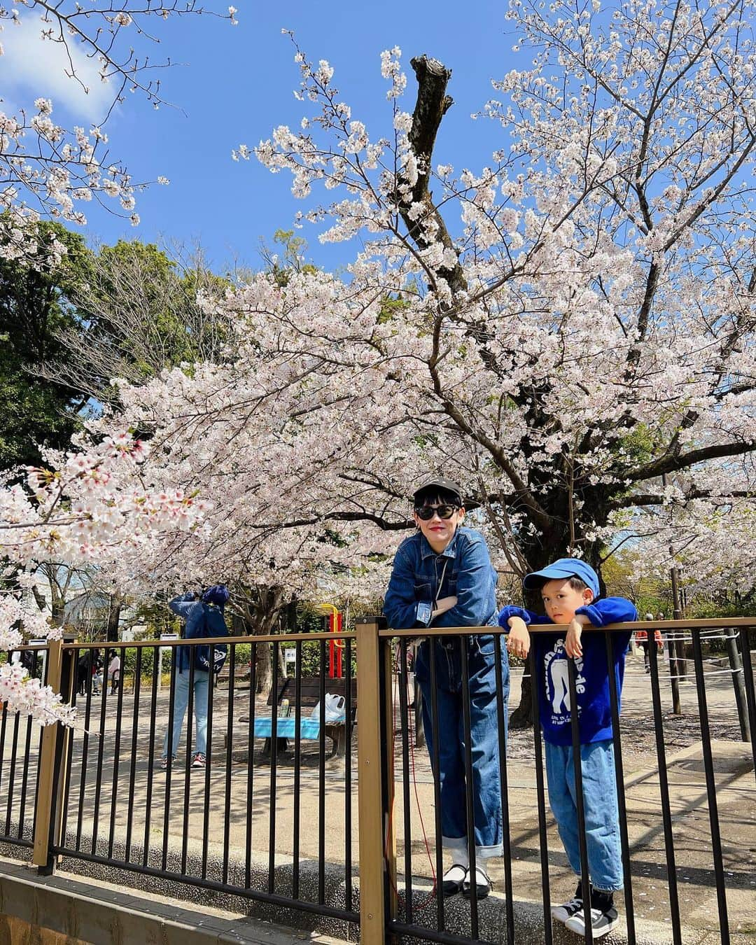 Chocolatさんのインスタグラム写真 - (ChocolatInstagram)「毎年恒例の永井家とのお花見🌸 @seiichinagai @happy_harumi  ・ ・ #5歳10ヶ月 #息子の春休み🫅🏻 #永井家アンド片寄家」3月29日 20時51分 - chocolatandakito