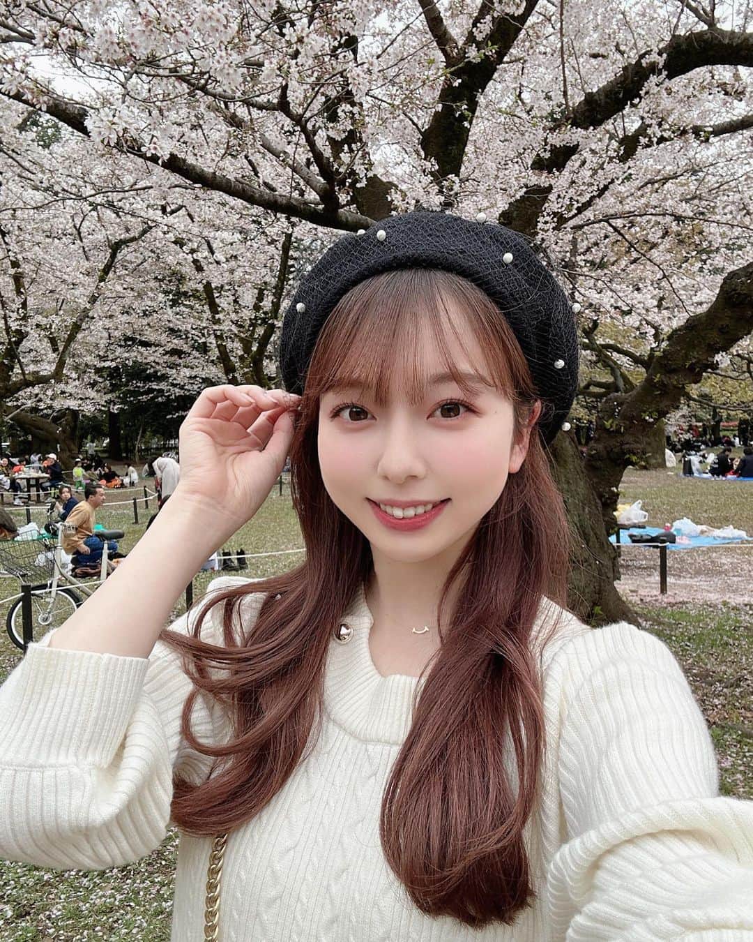 西田ひらりのインスタグラム：「母とお出かけした日☺︎  明治神宮にお参りして、代々木公園で桜を見て、美術館に行きました🎨🫧  上京して6年ほど経ちますが、初めて明治神宮に行きました笑 桜もそろそろ散っちゃう頃で少し寂しいですね…見頃の時に見れてよかった🌸」