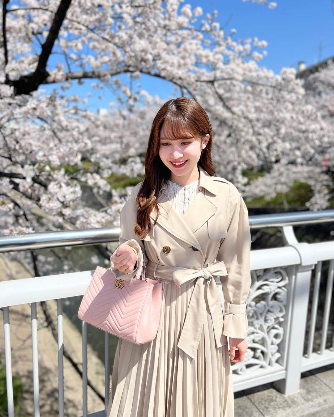 沢井里奈のインスタグラム：「⠀ ⠀ 山崎川の桜🌸🌿  とっても綺麗で癒されました！！ ゆったり見られておすすめです🌟 お散歩気持ちいい、、🥹💕💕  こゆところで食べる焼き芋 最高に美味しい🍠✨ ⠀ ⠀ #山崎川 #桜 #お花見」