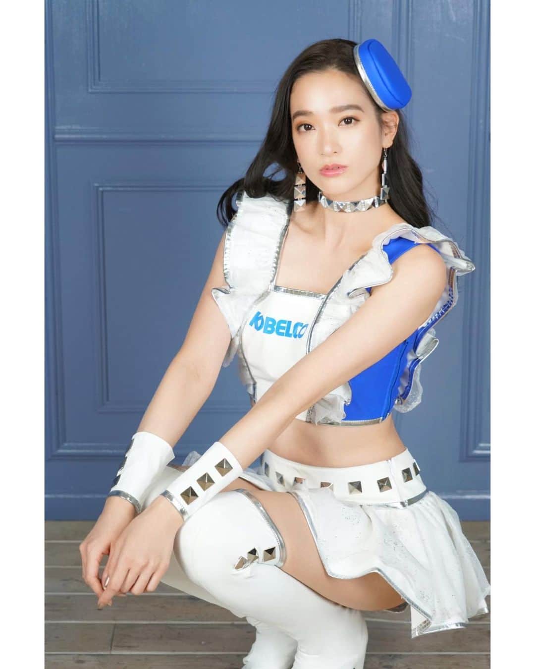 太田麻美のインスタグラム：「昨日は、2023 SARDのコスチュームのフィッティングをしてきました✨ SARDのコスチューム毎年可愛いのですが、今年のコスはこれまでにない新しくてとにかく可愛いく仕上がりました👏  SARDコスチュームのデザインは毎年かおりん考案ですが、冬コス、夏コス2パターン、コート、アクセサリー、細かいパーツ等全て私達メンバーも意見して取り入れてくれてます✨ 今年も夜遅くまで、皆んなで考えたこだわりが沢山詰まっているSARDのコスチューム楽しみにしててください💙❤️ 写真は、2020年にコスチュームグランプリを獲得した年のコスチュームです🏆  #tgrteamsard #sard #kobelco #kobelcogirls #racequeen #rq #costume #supergt #toyota #コベルコガールズ #サード #コスチューム #レースクイーン」