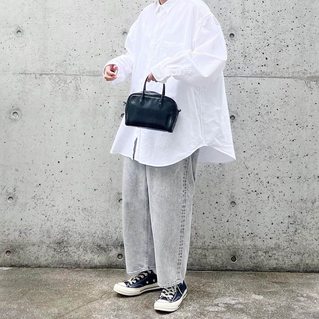 ryokoのインスタグラム：「▪︎  白・グレー・黒  .  shirt #tsuzuli bottoms #tsuzuli shoes #converse bag #artsandscience」