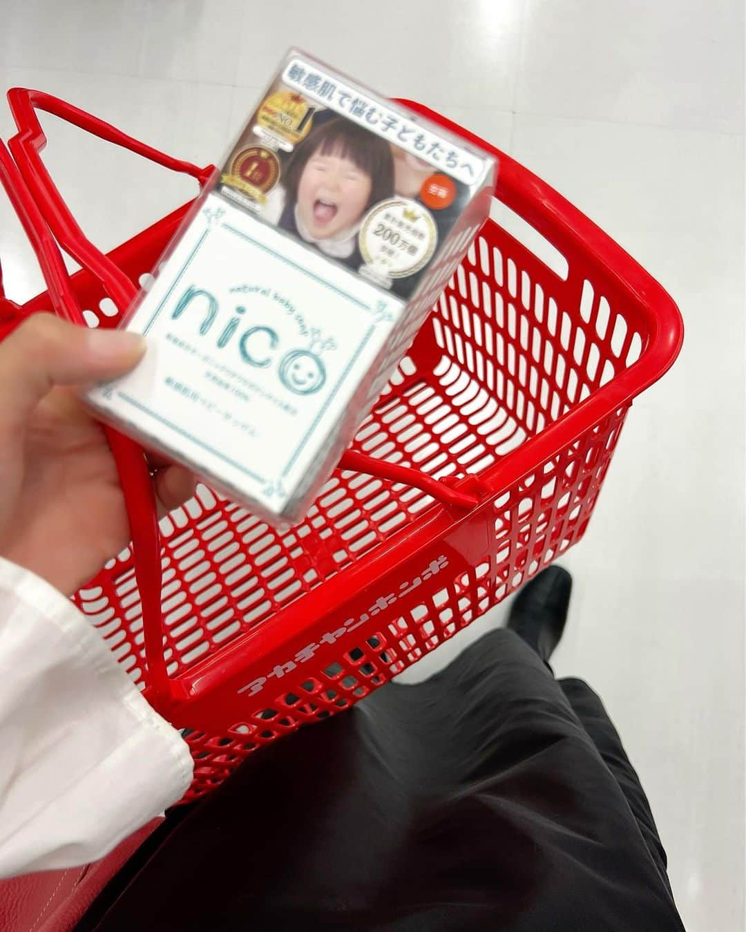 Ayaさんのインスタグラム写真 - (AyaInstagram)「先日のアカチャンホンポでの買い物🛍  いつも愛用しているnico石鹸🫧が アカチャンホンポ全店で取り扱い開始されたそうです😌✨  nico石鹸とは100%天然由来でお肌にとても優しくて 保湿力に優れていて、乾燥からお肌を守ってくれます🌱  👶🏻寝てる時、痒いのか掻いたりしていて時々赤くなるんだけど、nico石鹸で洗うと落ち着くしお肌もツルツルになった💞 洗いながら保湿が出来るせっけんなんです🤔  私も妊娠中お肌が敏感になってた時 子供と一緒に使ってた🫧 気づいたらもうずっとリピートしてます😌🤍🤍  実はWEB購入だとかなりお得でお試しできて 初回は1個あたり990円！ もしお肌に合わなかった場合は返金保証も可能◉  お安く買えてお試し出来るので 一度使ってみたいな〜って方は是非🫶  #nicoせっけん#敏感肌スキンケア#固形せっけん#オーガニックコスメ#0歳#赤ちゃんのお肌#男の子ベビー#アカチャンホンポ#pr」3月29日 21時00分 - aya__fit