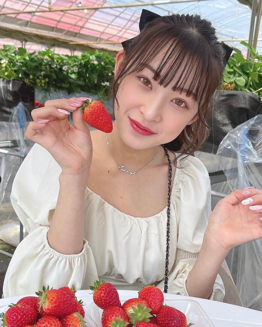 乃江咲綾のインスタグラム：「🍓🍓🍓✨ いちご狩り(๑˃͈꒵˂͈๑) めっちゃ食べた！！！ まりひめっていちごが1番 甘くておいしかったよ💕🥰  #いちご#大好き#いちご狩り」