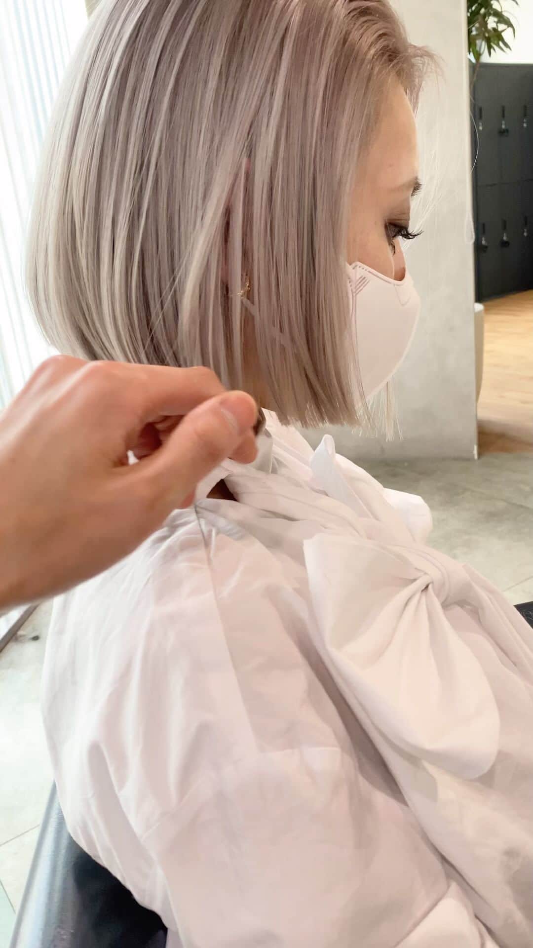 MORIZO カラースペシャリストのインスタグラム：「light brown roots/pearl... 根元は暗くしすぎない方が柔らかさが出るのでオススメですよ☺︎ 適度な陰影感も出ます🕊」