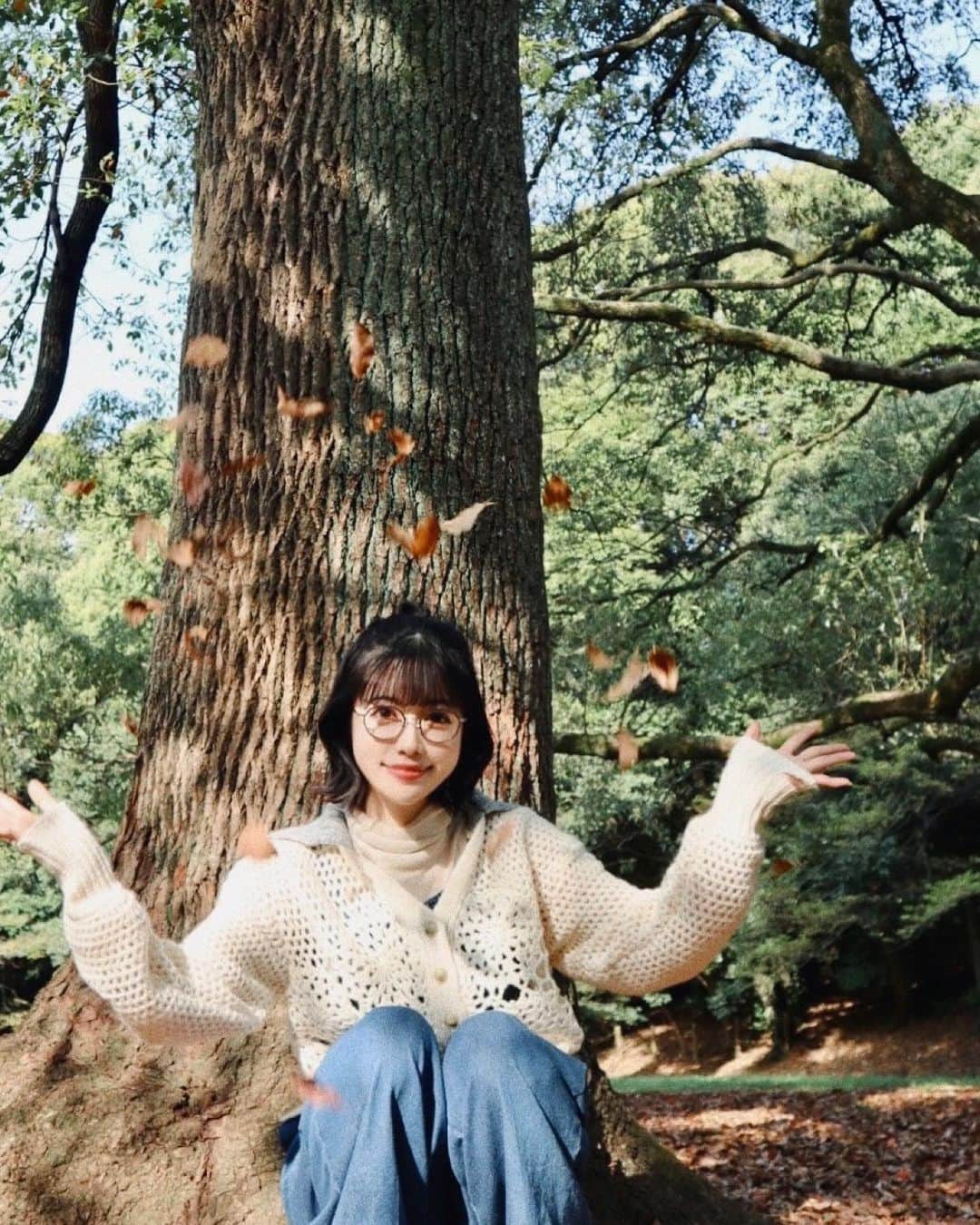 礒部花凜さんのインスタグラム写真 - (礒部花凜Instagram)「.  ロケ先で、落ち葉遊び🍂  . #公園 #お花見 #ピクニック」3月29日 20時58分 - caririn.official