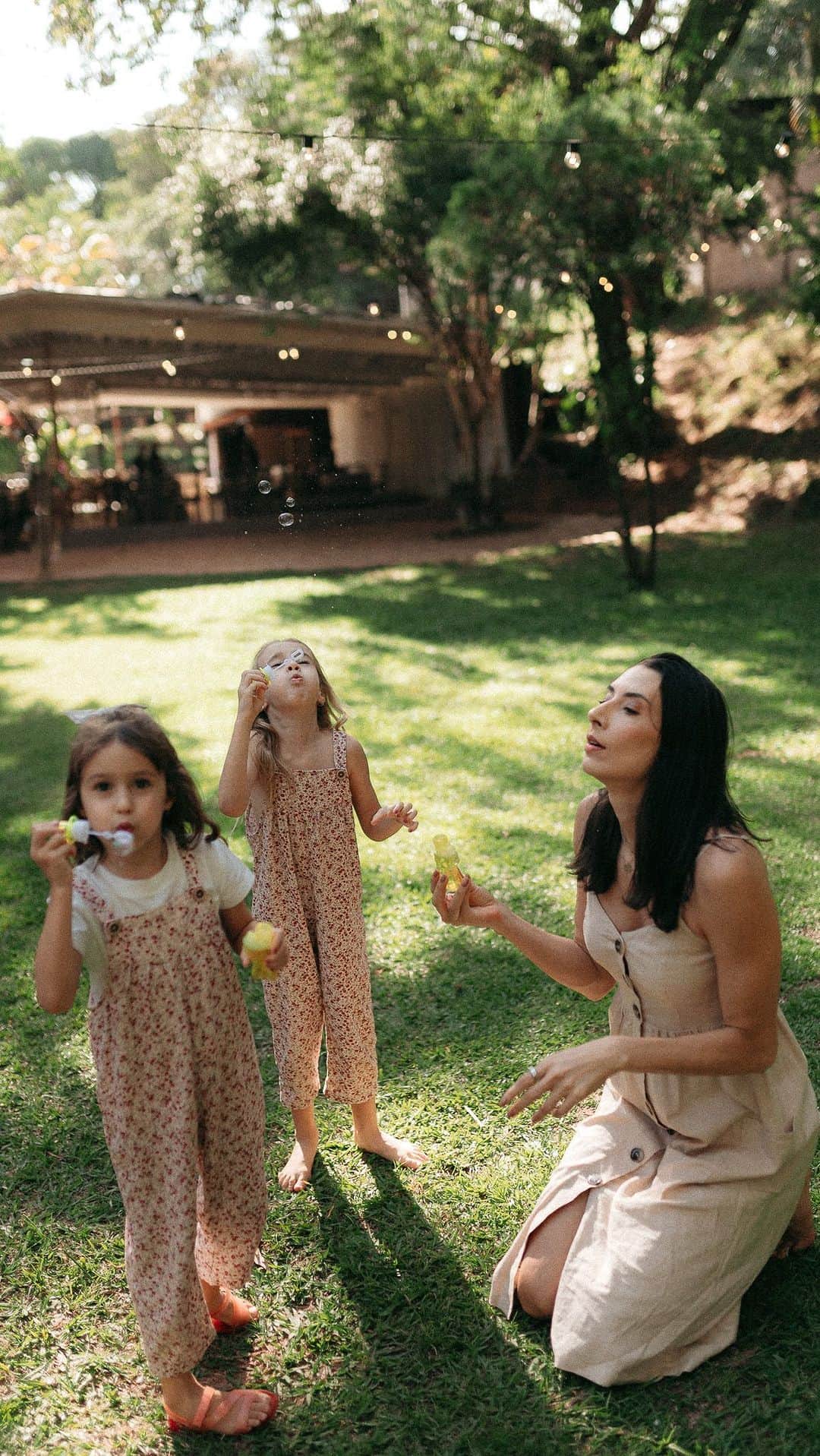 シェイラ・カストロのインスタグラム：「Não há nada mais especial do que poder compartilhar momentos de diversão e felicidade com minhas duas tutucas!  Essa sessão de fotos foi cheia de brincadeiras e risadas, e decidimos compartilhar um pouquinho dessa alegria em forma de reels com vocês, espero que gostem tanto quanto nós!   📸: @oronaldofotografo」