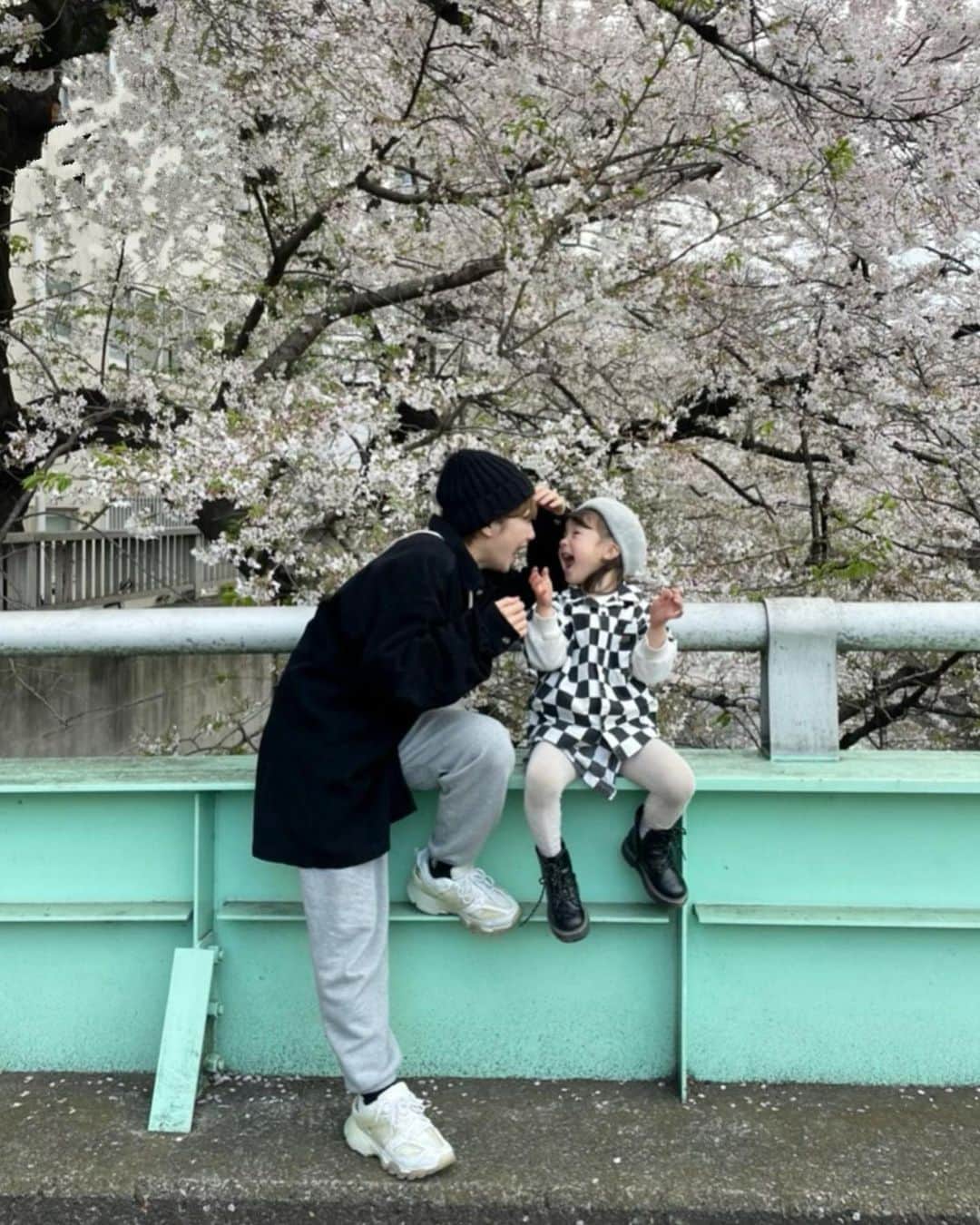 長谷川あやさんのインスタグラム写真 - (長谷川あやInstagram)「・ 『花より団子』のお手本みたいな お花見繰り広げてきた🤫🍡🌸  雨予報続きと花粉で今年のお花見は ほぼ諦めてたから滑り込みで行けて 嬉しい、、、😘😘😘🫶  👶大好きな娘✨ ひたすら愛を注いでいた！笑 （寝起きからお付き合いありがとう🤣）  母達もひたすら喋り続けて ほんとびっくりするくらい時間が あっという間にすぎてた1日👩‍🦰👩笑  来年もまた🥺🫶🫶🫶  #3歳#3歳10ヶ月#子供のいる生活#女の子ママ#小夏のいる生活#お花見#花より団子」3月30日 6時22分 - ayasuke_0516