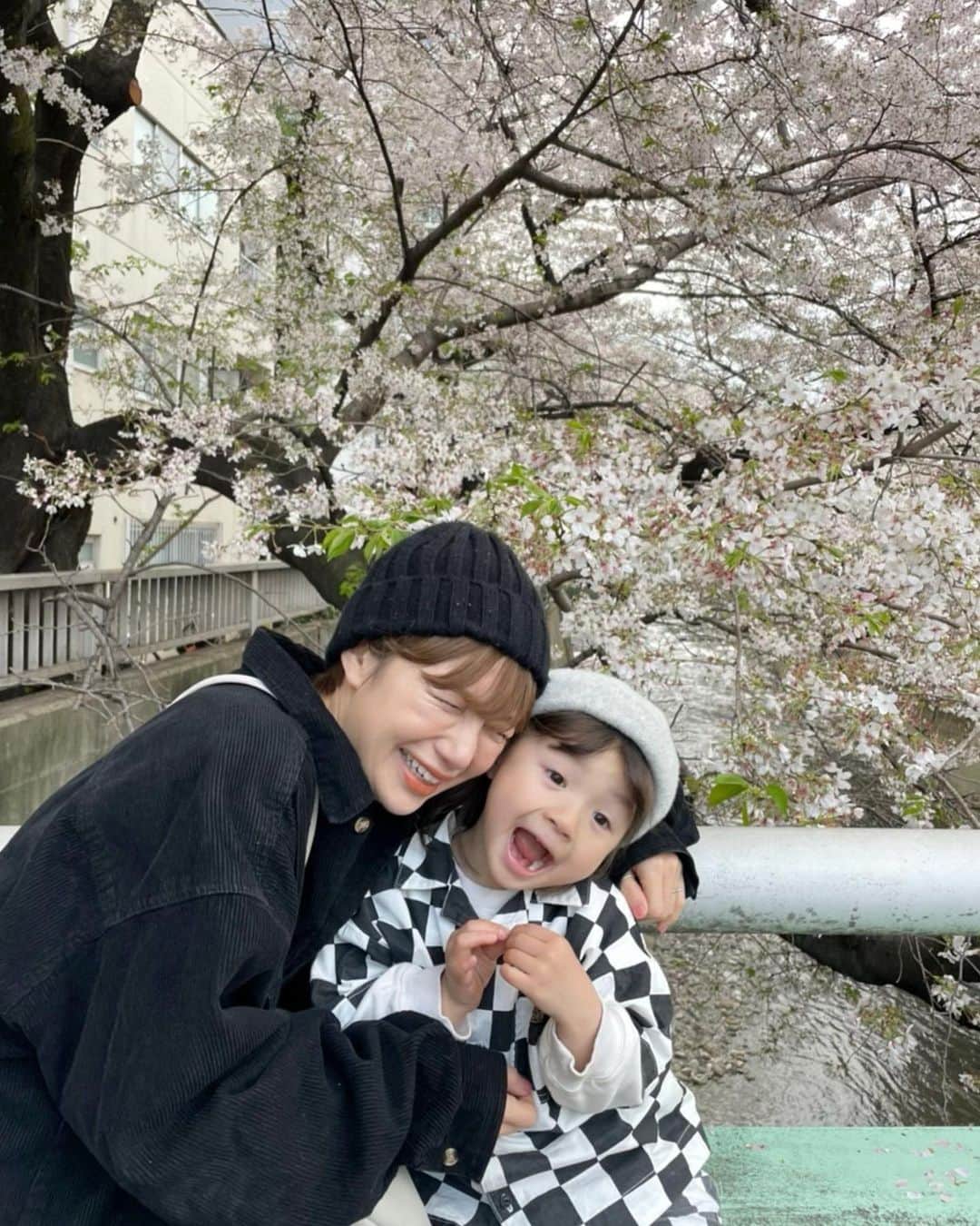 長谷川あやさんのインスタグラム写真 - (長谷川あやInstagram)「・ 『花より団子』のお手本みたいな お花見繰り広げてきた🤫🍡🌸  雨予報続きと花粉で今年のお花見は ほぼ諦めてたから滑り込みで行けて 嬉しい、、、😘😘😘🫶  👶大好きな娘✨ ひたすら愛を注いでいた！笑 （寝起きからお付き合いありがとう🤣）  母達もひたすら喋り続けて ほんとびっくりするくらい時間が あっという間にすぎてた1日👩‍🦰👩笑  来年もまた🥺🫶🫶🫶  #3歳#3歳10ヶ月#子供のいる生活#女の子ママ#小夏のいる生活#お花見#花より団子」3月30日 6時22分 - ayasuke_0516