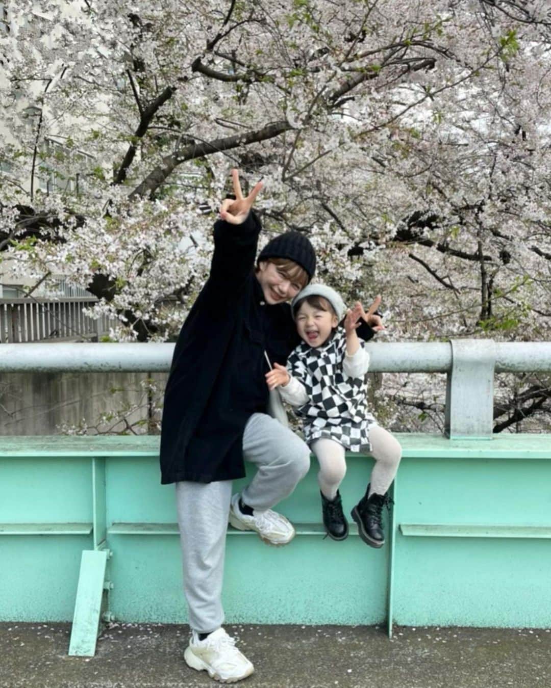 長谷川あやさんのインスタグラム写真 - (長谷川あやInstagram)「・ 『花より団子』のお手本みたいな お花見繰り広げてきた🤫🍡🌸  雨予報続きと花粉で今年のお花見は ほぼ諦めてたから滑り込みで行けて 嬉しい、、、😘😘😘🫶  👶大好きな娘✨ ひたすら愛を注いでいた！笑 （寝起きからお付き合いありがとう🤣）  母達もひたすら喋り続けて ほんとびっくりするくらい時間が あっという間にすぎてた1日👩‍🦰👩笑  来年もまた🥺🫶🫶🫶  #3歳#3歳10ヶ月#子供のいる生活#女の子ママ#小夏のいる生活#お花見#花より団子」3月30日 6時22分 - ayasuke_0516