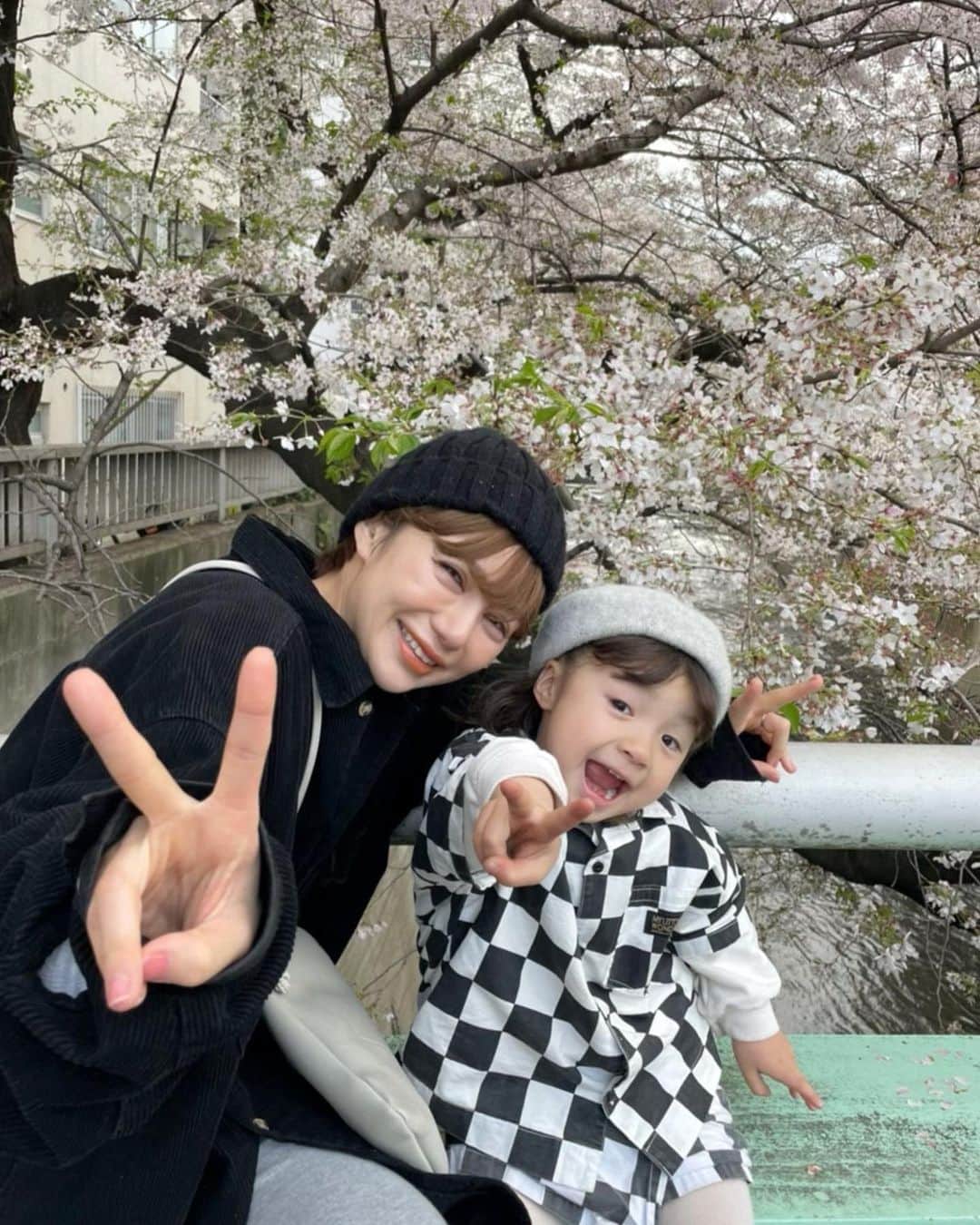 長谷川あやさんのインスタグラム写真 - (長谷川あやInstagram)「・ 『花より団子』のお手本みたいな お花見繰り広げてきた🤫🍡🌸  雨予報続きと花粉で今年のお花見は ほぼ諦めてたから滑り込みで行けて 嬉しい、、、😘😘😘🫶  👶大好きな娘✨ ひたすら愛を注いでいた！笑 （寝起きからお付き合いありがとう🤣）  母達もひたすら喋り続けて ほんとびっくりするくらい時間が あっという間にすぎてた1日👩‍🦰👩笑  来年もまた🥺🫶🫶🫶  #3歳#3歳10ヶ月#子供のいる生活#女の子ママ#小夏のいる生活#お花見#花より団子」3月30日 6時22分 - ayasuke_0516