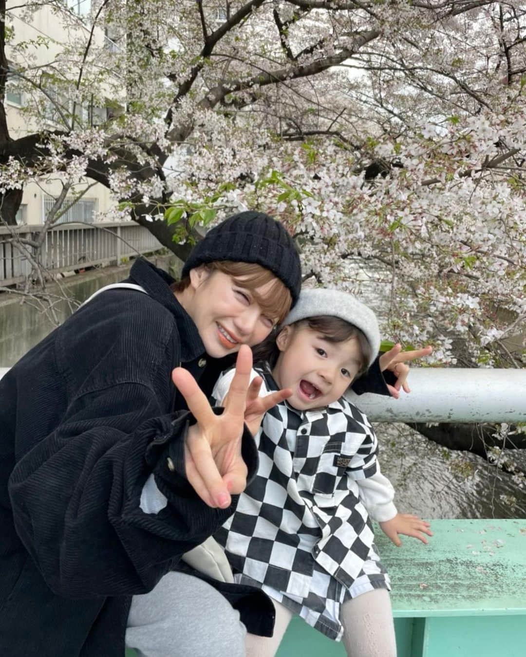 長谷川あやさんのインスタグラム写真 - (長谷川あやInstagram)「・ 『花より団子』のお手本みたいな お花見繰り広げてきた🤫🍡🌸  雨予報続きと花粉で今年のお花見は ほぼ諦めてたから滑り込みで行けて 嬉しい、、、😘😘😘🫶  👶大好きな娘✨ ひたすら愛を注いでいた！笑 （寝起きからお付き合いありがとう🤣）  母達もひたすら喋り続けて ほんとびっくりするくらい時間が あっという間にすぎてた1日👩‍🦰👩笑  来年もまた🥺🫶🫶🫶  #3歳#3歳10ヶ月#子供のいる生活#女の子ママ#小夏のいる生活#お花見#花より団子」3月30日 6時22分 - ayasuke_0516