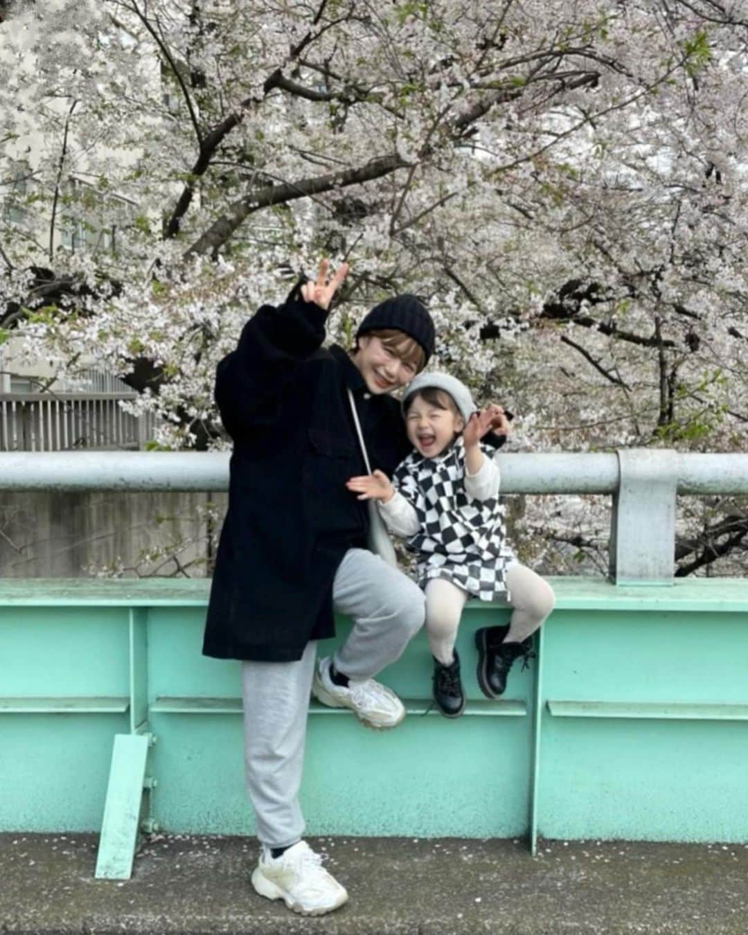 長谷川あやのインスタグラム：「・ 『花より団子』のお手本みたいな お花見繰り広げてきた🤫🍡🌸  雨予報続きと花粉で今年のお花見は ほぼ諦めてたから滑り込みで行けて 嬉しい、、、😘😘😘🫶  👶大好きな娘✨ ひたすら愛を注いでいた！笑 （寝起きからお付き合いありがとう🤣）  母達もひたすら喋り続けて ほんとびっくりするくらい時間が あっという間にすぎてた1日👩‍🦰👩笑  来年もまた🥺🫶🫶🫶  #3歳#3歳10ヶ月#子供のいる生活#女の子ママ#小夏のいる生活#お花見#花より団子」