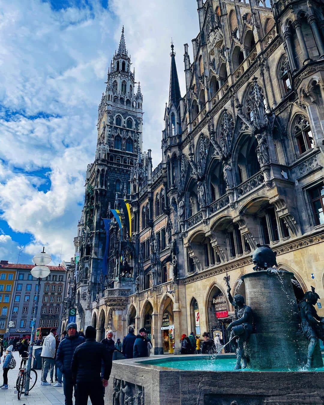 新田朝子のインスタグラム：「📍ドイツ・ミュンヘン中心部  経由地の予定が、ドイツ全土でのストライキにより飛行機が飛ばず、一泊増えたので、まったり過ごせてかえってよかった☺︎  (と思ったのだが、翌日のフライトは空港に２日分の利用客が溢れたためか大混雑。次の目的地まで50分のフライトが、50分遅れ。しかも、預けた荷物が届かず、オンラインチェックインのシステムエラーもあり、と話題尽きず。こんなことなら電車移動でもよかった...)  ストの日は、丸一日公共交通機関が動かず、交通手段はほぼタクシーのみ。タクシーには乗るまい(謎のポリシー)と、Hop-on Hop-offバスツアーを予約したもののキャンセルになり(返金はまだ。前日夜ストがわかっていたのに、何故かサイトはavailableになっていた..)  結局、一日中雪が降るなか歩き回り、全身筋肉痛に...🤣 (夕飯の後は、力尽きて結局タクシー初乗車。なんと快適..)  ぜんぶたびのおもひで🫶  #ドイツ #ミュンヘン #ヨーロッパ #ヨーロッパ旅行 #海外在住 #海外旅行好きな人と繋がりたい #中東在住 #🇩🇪   #munichcity #europe #europetravel #europetrip #lovetravels #travelphotography #bavaria #germany   #munichworld @munichworld」