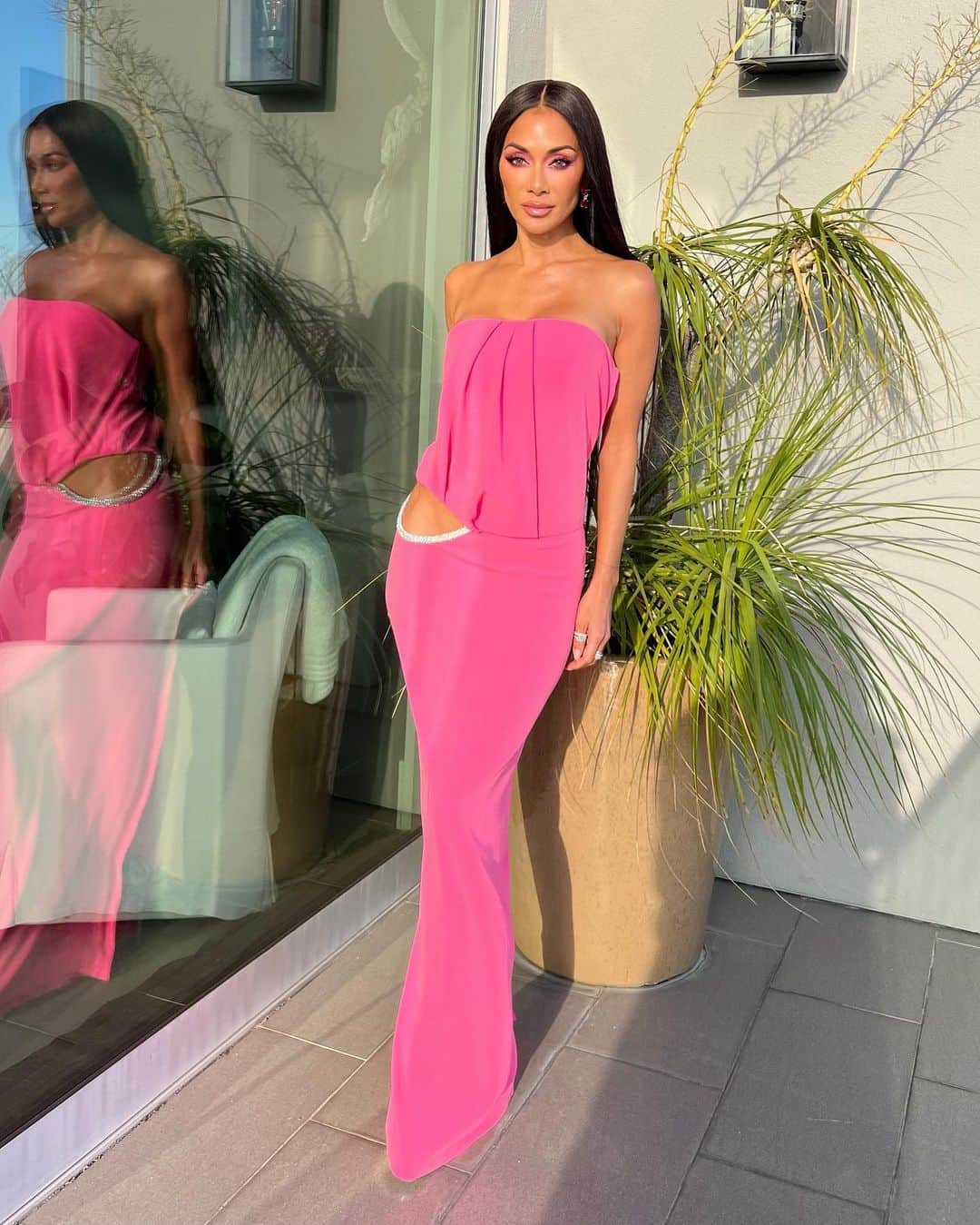 ニコール・シャージンガーのインスタグラム：「As someone of Hawaiian, Filipina, and Ukrainian descent, I was proud to wear a dress by Ukrainian designer @nue_studio to the @iheartradio awards. It’s a privilege to get to highlight the work of a designer that continues to create such beauty despite the circumstances going on in Ukraine. 🙏🏽💖🇺🇦」