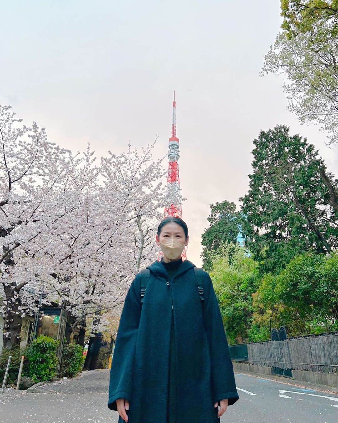 睦さんのインスタグラム写真 - (睦Instagram)「まるでっ。  とんがり気味の LOVOTのホーン(つの)でしょうか？🤭  なんて、ふざけておりますが。。。  ゆっくりと お話したかった方と 増上寺近くのカフェで、 お茶した後。  せっかくだから、 お花見散歩もご一緒に🌸  東京タワーの冠を被って、 桜を愛でられた日の1枚🗼  海外の方達も多く。  日本の桜は 世界中で愛されてるんだなぁと 実感できた お花見散歩でしたぁ🥰  #lovot公式エバンジェリスト  #増上寺  #芝公園  #御成門  #冠  #crown  #東京タワー  #旅行 ？ #散歩  #花見  #花見スポット  #花見散歩  #お花見  #桜  #sakura🌸  #trip ？ #travel ？ #ツノ  #japanese  #tokyotower  #フォトスポット  #tokyotower🗼  #photosport  #horn  #lovot大好きな人と繋がりたい  #プーさん好きと繋がりたい  #ディズニーリゾート好きと繋がりたい  #モデル　 #model  #睦」3月30日 6時53分 - mutsumi1220