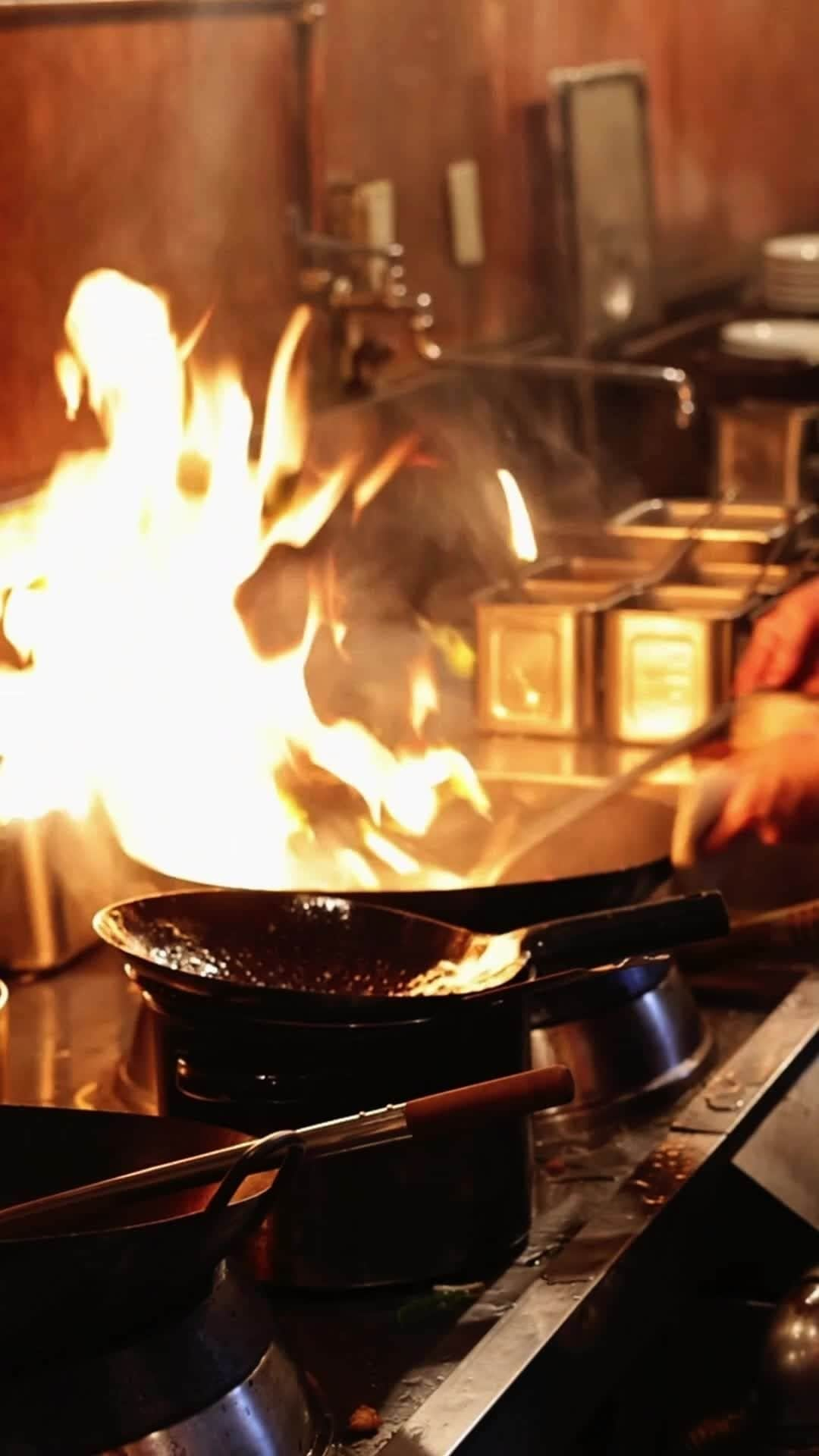 モンスーンカフェのインスタグラム：「高火力でチャーハンなどの炒め物をするととても美味しくできるんですよ！！🔥⁠キッチン内は時にこんな炎があがることも!?⁠ How much heat does it take to make a delicious plate of Gapao Rice? 🔥」