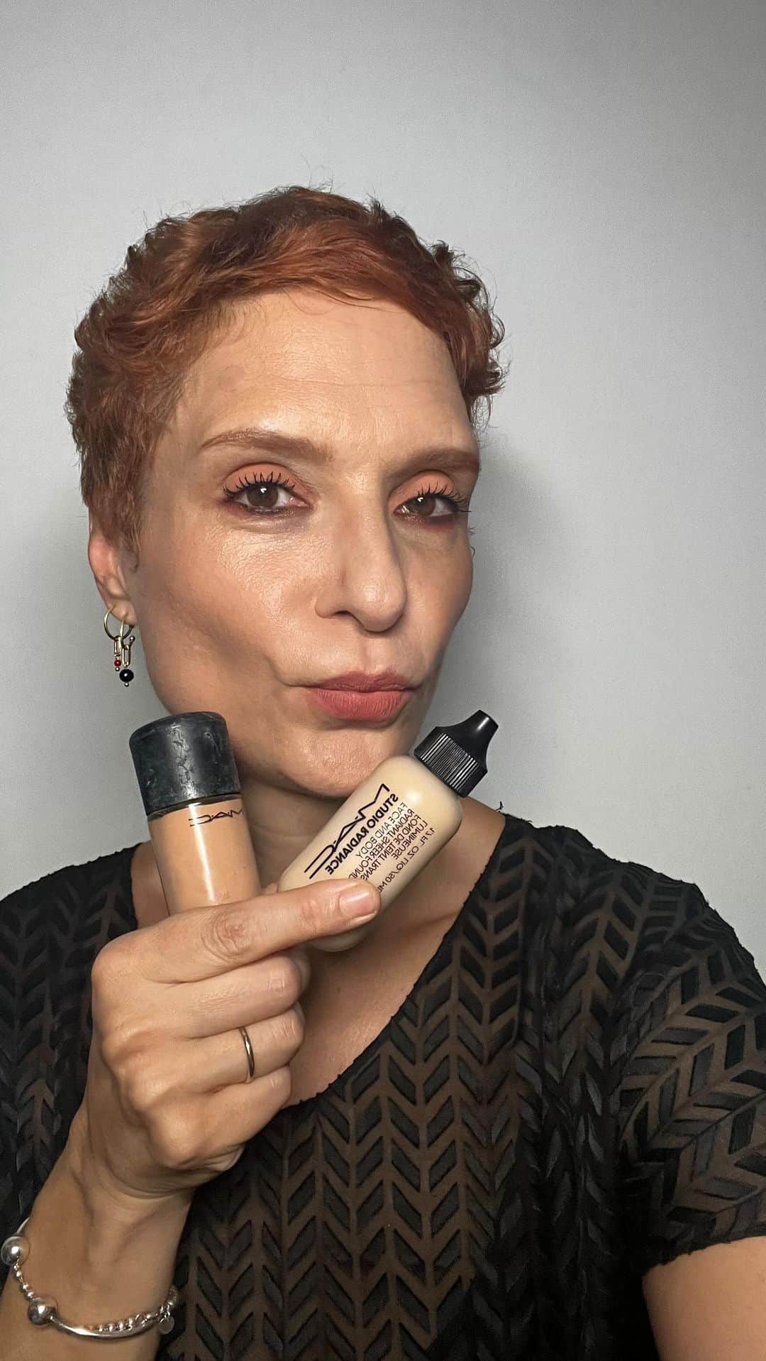 M·A·C Cosmetics BRのインスタグラム：「Como descobrir a cor da base com @gizeye Use o cupom  LIVEMAC - ganhe 15% off - exceto lançamentos, mini mac, Viva Glam e remarcados www.maccosmetics.com.br Válido até 30/03 até 23:59」