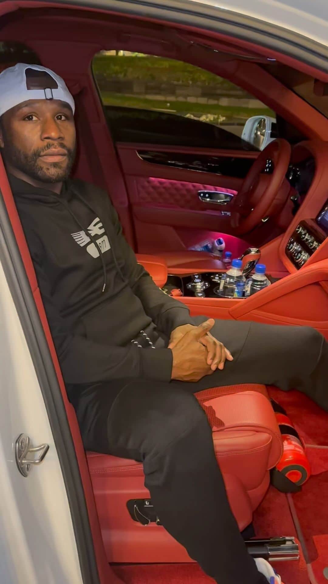 フロイド・メイウェザー・ジュニアのインスタグラム：「I was in Dubai last week and I just want to thank @rotanastarrentacar for the hospitality and continued great service. If you’re ever in Dubai and need transportation, these are the guys to go to.」