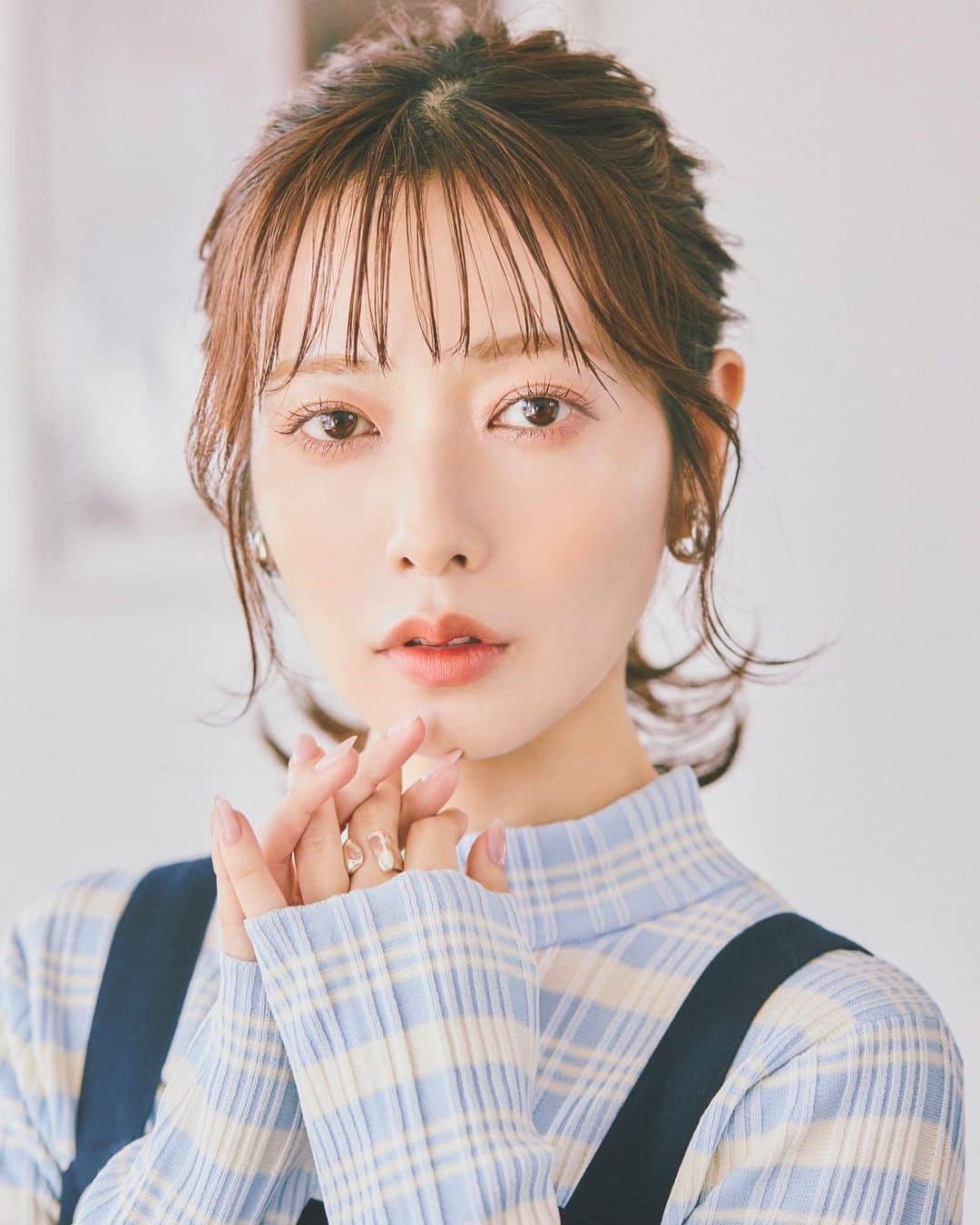 斉藤優里のインスタグラム：「いつもはお洋服の投稿だったんですけど 今回はメイクも投稿してみます〜！！！ ⁡ パーソナルカラー診断ではイエベ春だったので 普段からオレンジ系のメイクをすることが多いよ🍊🧡 ⁡ "anjir"のorange peelを使ってメイクしたんだけど 目頭、瞼の上、涙袋にたくさんのラメをのせて 大好きなキラキラまみれ〜 ⁡ 目頭にはハイライトのせてその上にキラキラ のせたほうが輝きともちも変わる気がしてるので そこもポイントかな？ あとね、粉系のハイライトじゃなくて しっとりしてるもののがいいと思います 密着力変わると思う🥹🥹🥹 ⁡ みんなも、もしやったことなかったら 私的におすすめだからやってみてほしいな ちなみにハイライトは"hince"の トゥルーディメンションラディアンスバーム 05 だよ！ ⁡ _____ ⁡ eyeshadow…@anjir highlight…@hince _____ ⁡ #メイク #今日のメイク #ゆったんメイク #斉藤優里 #ゆったん」
