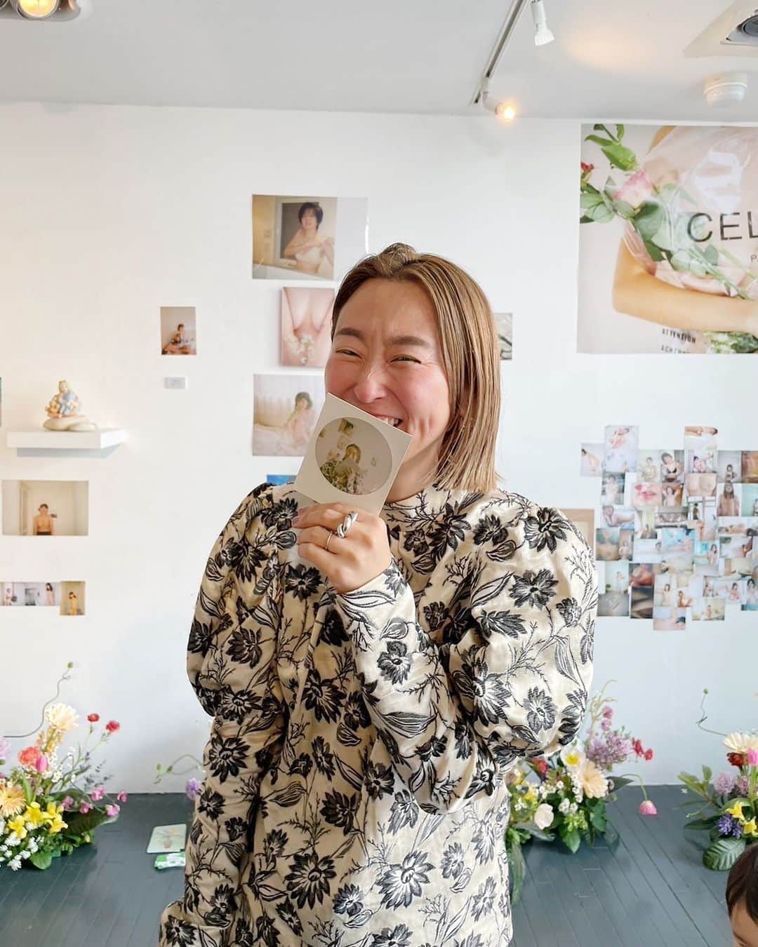 花盛友里のインスタグラム：「2日目終了ー！ はぁ昨日もたくさんの方とおしゃべりできて嬉しかった。。 みんなからまじでもらい泣きしちゃう。涙もろすぎ、わたし。  そして8時間立ちっぱなしで足が棒です。アパレルの人や美容師さん、警備員の人とかってまじすげぇな、、と尊敬の気持ち。。  今日も11時から19時までお待ちしておりますー！そして会場写真オッケーなんだけど、すぐバンされちゃうので気をつけてね笑  この前の動画も消されちゃったしいいい！ 厳しい、、Instagram。  この写真は昨日来てくれた子が丸いポラロイドを撮ってくれて（しかもSX70で！）それがめちゃくちゃ素敵な写真だった🤍うれひい！  @nuidemita_hanamori のアカウントは引き続き非公開なので、地道に承認してます、遅くなりすみません。。常に400人くらい待ってるの、だけど怪しい人は承認できない、だって我が家だし、脱いでくれたみんなの家だから。愛するものを守るため、暖かい場所にするためどうぞよろしくお願いいたします。  🍑🍑🍑🍑🍑🍑🍑  花盛友里写真展「脱いでみた。」 期間：2023年3月28日（火）～4月3日（月） 場所：UltraSuperNew gallery 　　　東京都渋谷区神宮前1-1-3 時間：11：00～19：00　（3/28 15:00~ 4/3 17:00閉館）」