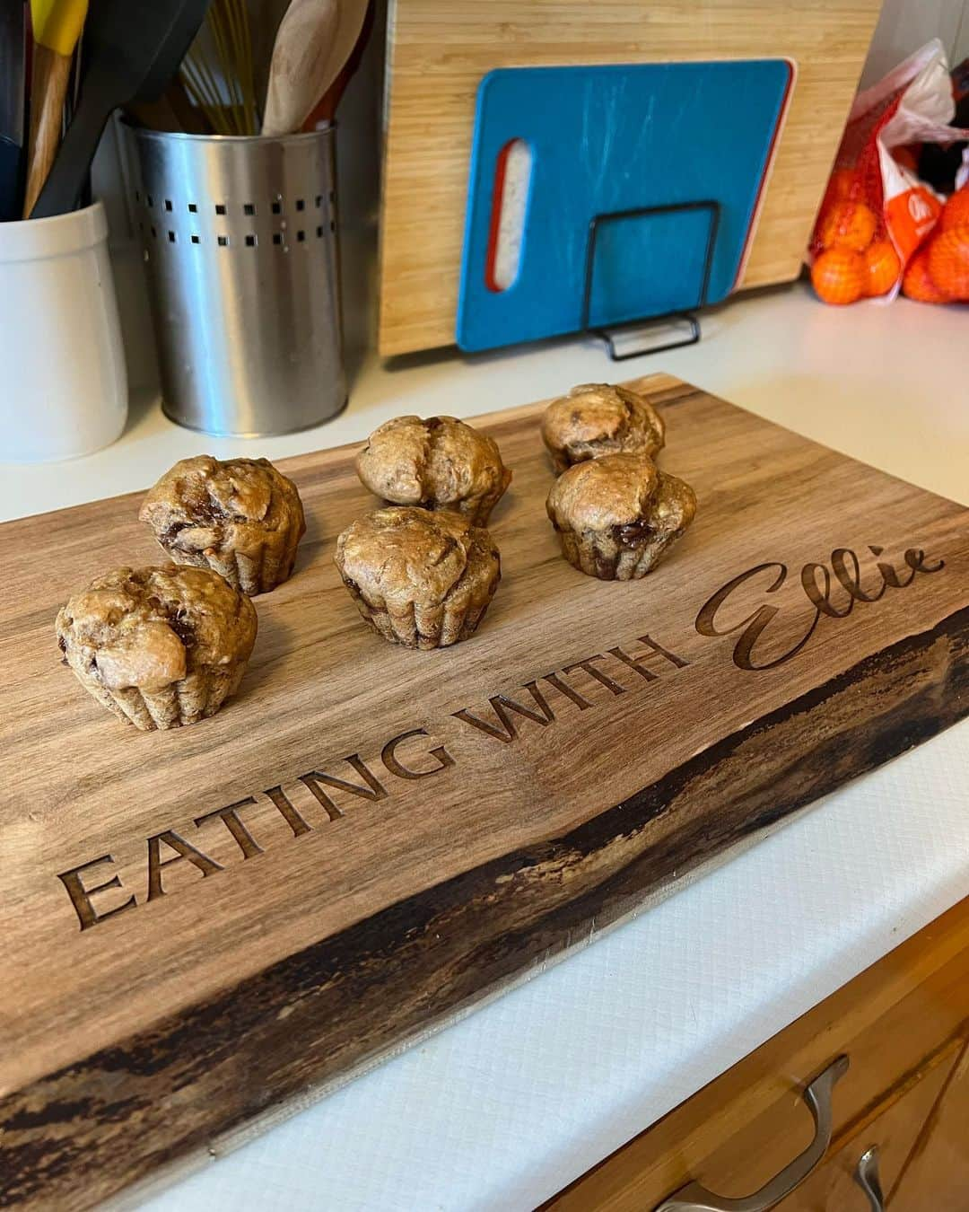 エリー・ブラックさんのインスタグラム写真 - (エリー・ブラックInstagram)「And we’re back with this amazing custom board for #EatingWithEllie !  Thank you @prenagwydrcreations ✨  Healthy Banana Chocolate Chip Muffins  🍌 3 ripe bananas / 1 1/3 cup bananas mashed  🍌 1/4 cup honey  🍌 1 Tbsp vanilla  🍌 1 Tbsp olive oil  🍌 1 egg 🍌 1/2 cup plain 0% Greek yogurt  🍌 1 Tbsp milk of choice  🍌 1 1/2 cup whole wheat flour  🍌 1 tsp baking soda  🍌 1/4 tsp salt 🍌 1/2 cup mini dark chocolate chips or semi sweet   Preheat oven to 350F. Prepare & spray muffin cups with olive oil spray. In a medium bowl: whisk together flour, baking soda, & salt.  In another bowl: mash bananas, then add the egg, honey, oil, vanilla, Greek yogurt, & milk. Add wet to dry ingredients: mix together.  Fold chocolate chips in.  Fill muffin cups. Bake for 20-22 min or until toothpick comes out clean. Cool for a few minutes then remove from cups and cool on wire rack.   Store on counter for a few days and in the fridge for a week. Freezer for up to 3 months 😊  Enjoy! Comment below suggestions for recipes you want to see 👇🏻」3月30日 7時13分 - ellieblack_